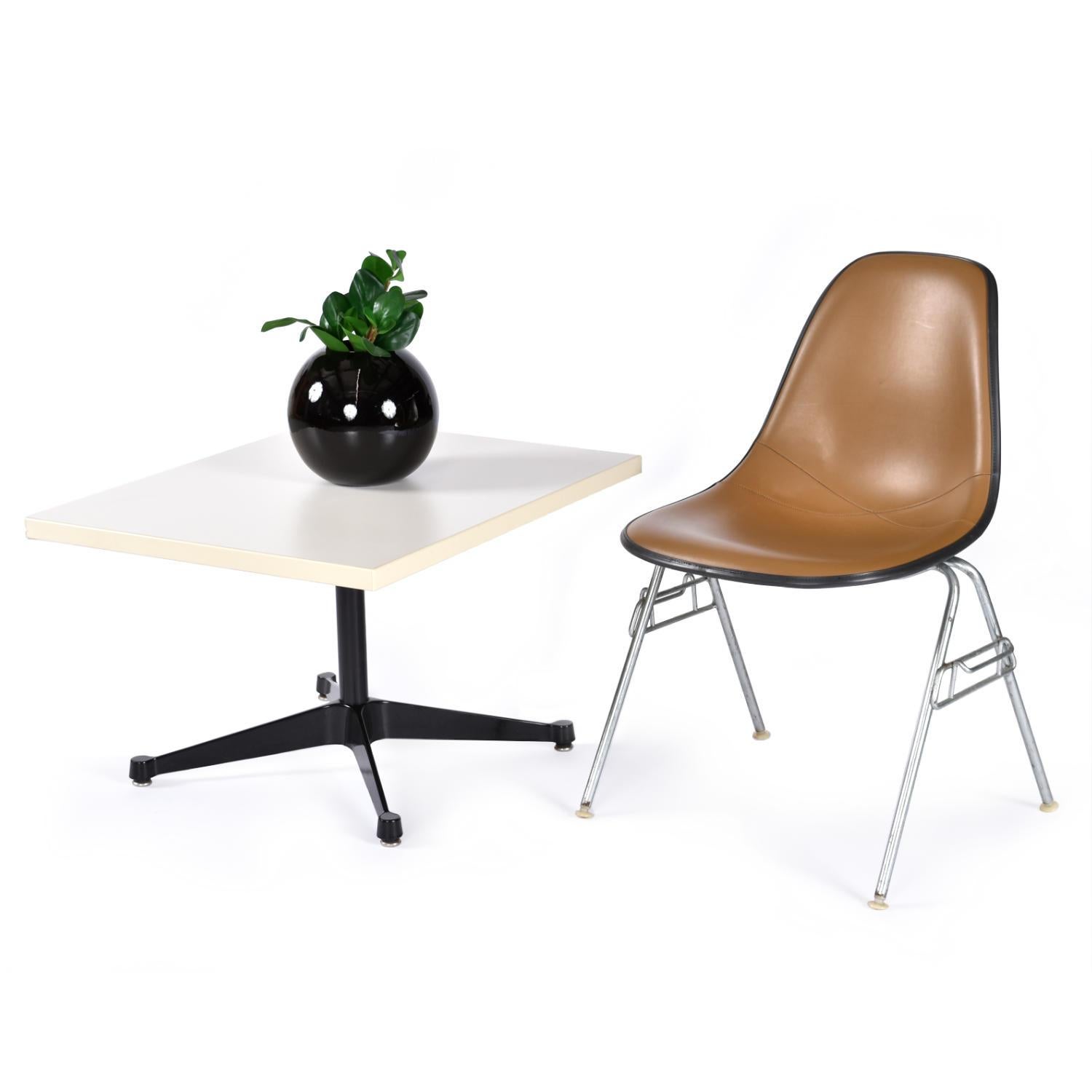 Mid-Century Modern Table d'appoint rectangulaire blanche et noire Charles Eames pour Herman Miller en vente