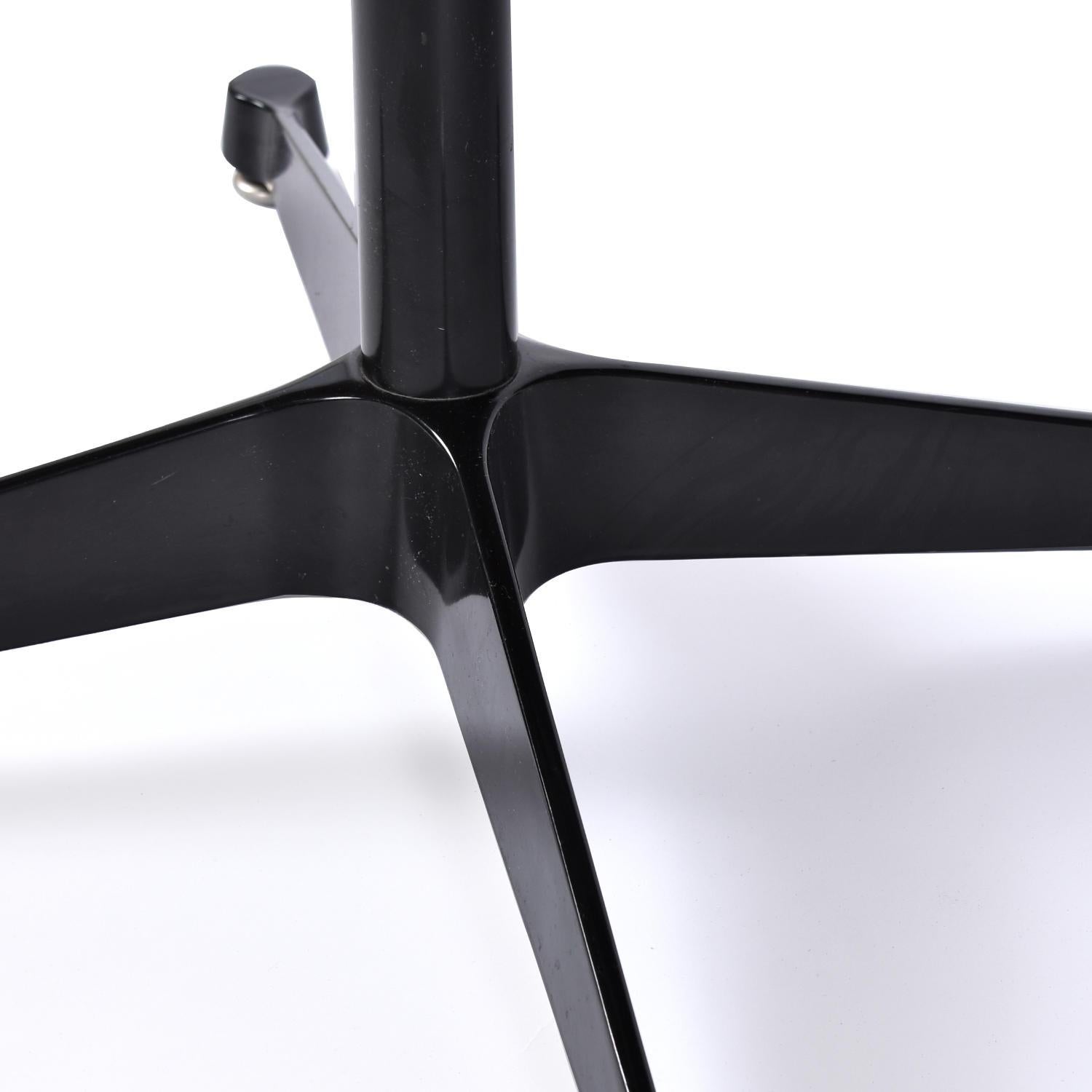 Métal Table d'appoint rectangulaire blanche et noire Charles Eames pour Herman Miller en vente