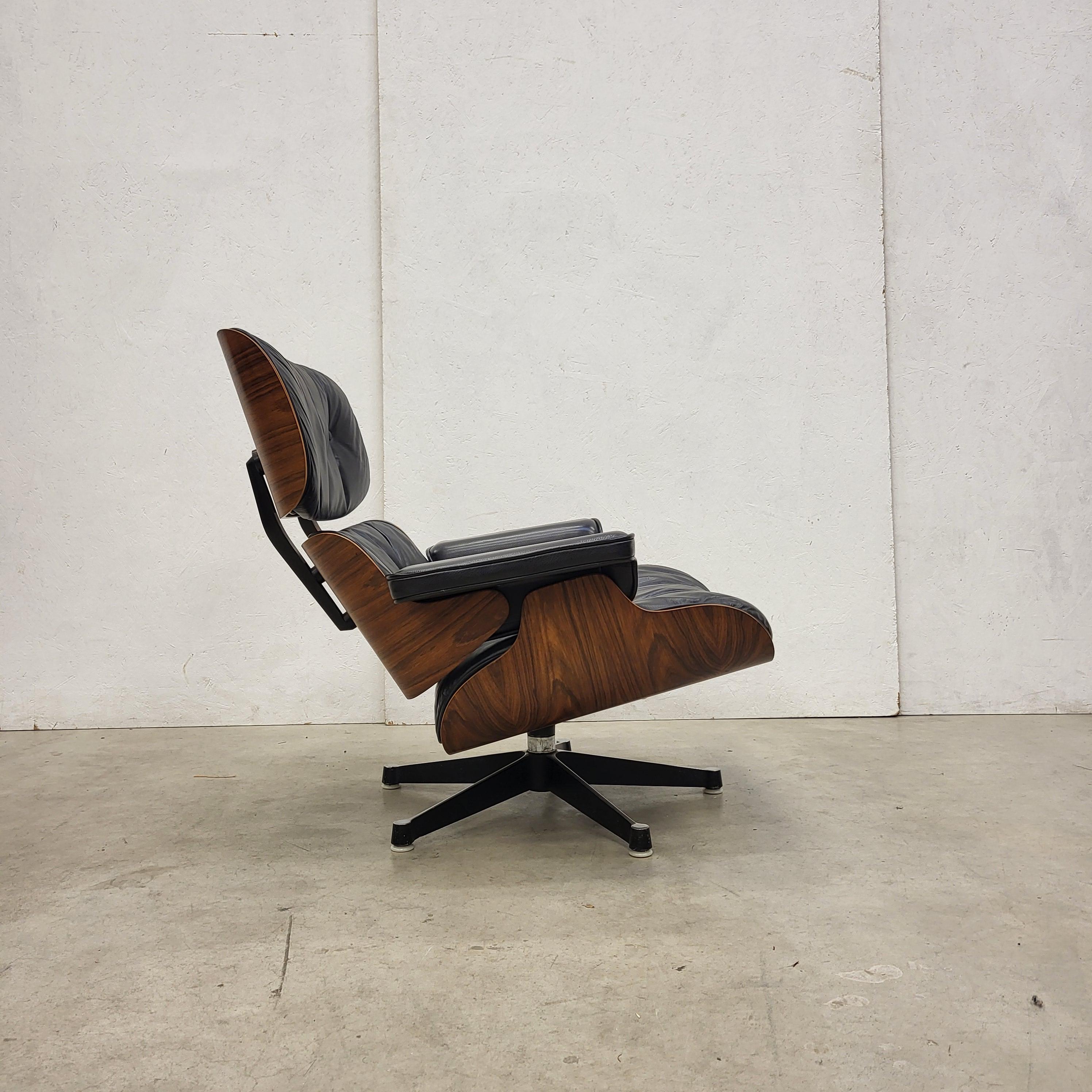 This rare lounge chair was designed by Charles & Ray Eames and were produced by Herman Miller in 1964. It is one of the earlier lounge chairs which were produced in Europe under the license of Vitra.

It is an early example which features overall