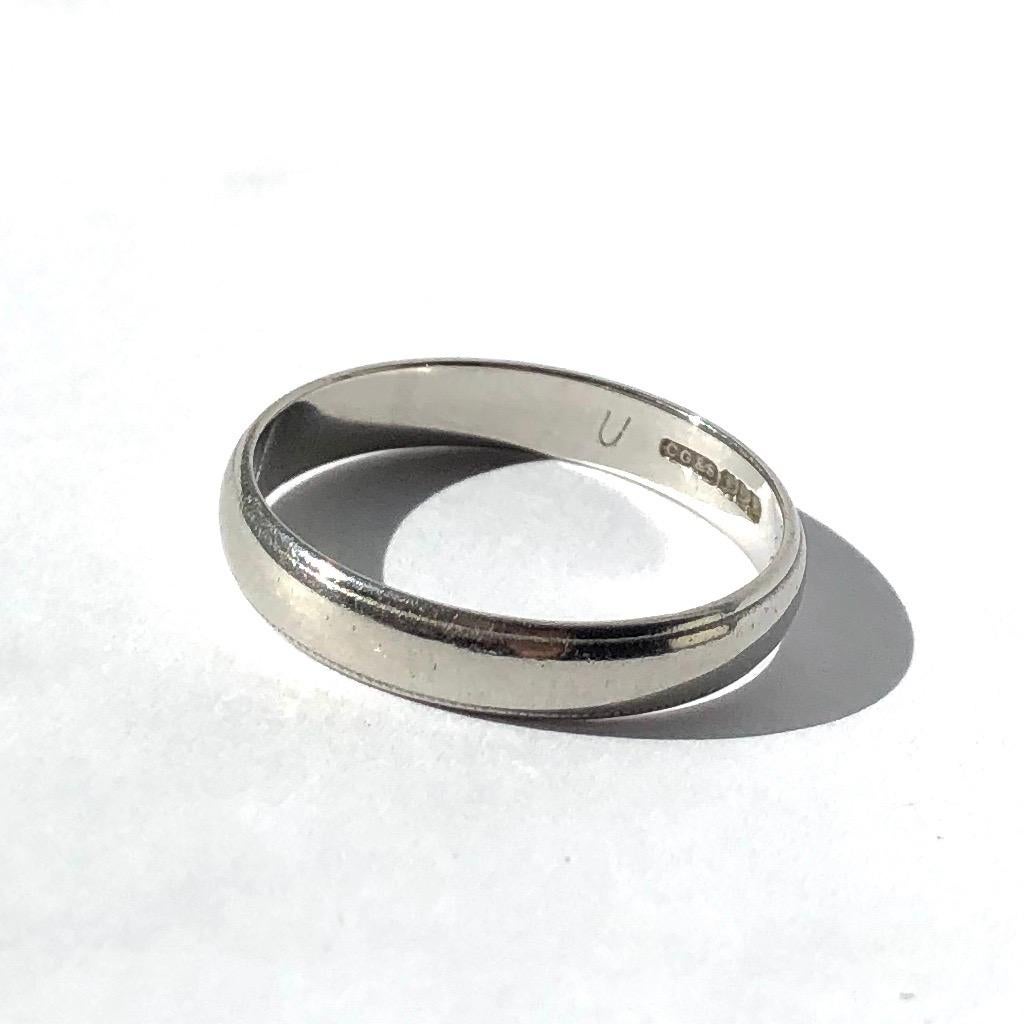 This gorgeous glossy platinum band has delicate detail on both edges and would make a great fancy wedding band or a lovely everyday wear band. 

Ring Size: U or 10 
Band Width: 4mm 

Weight: 5.1g