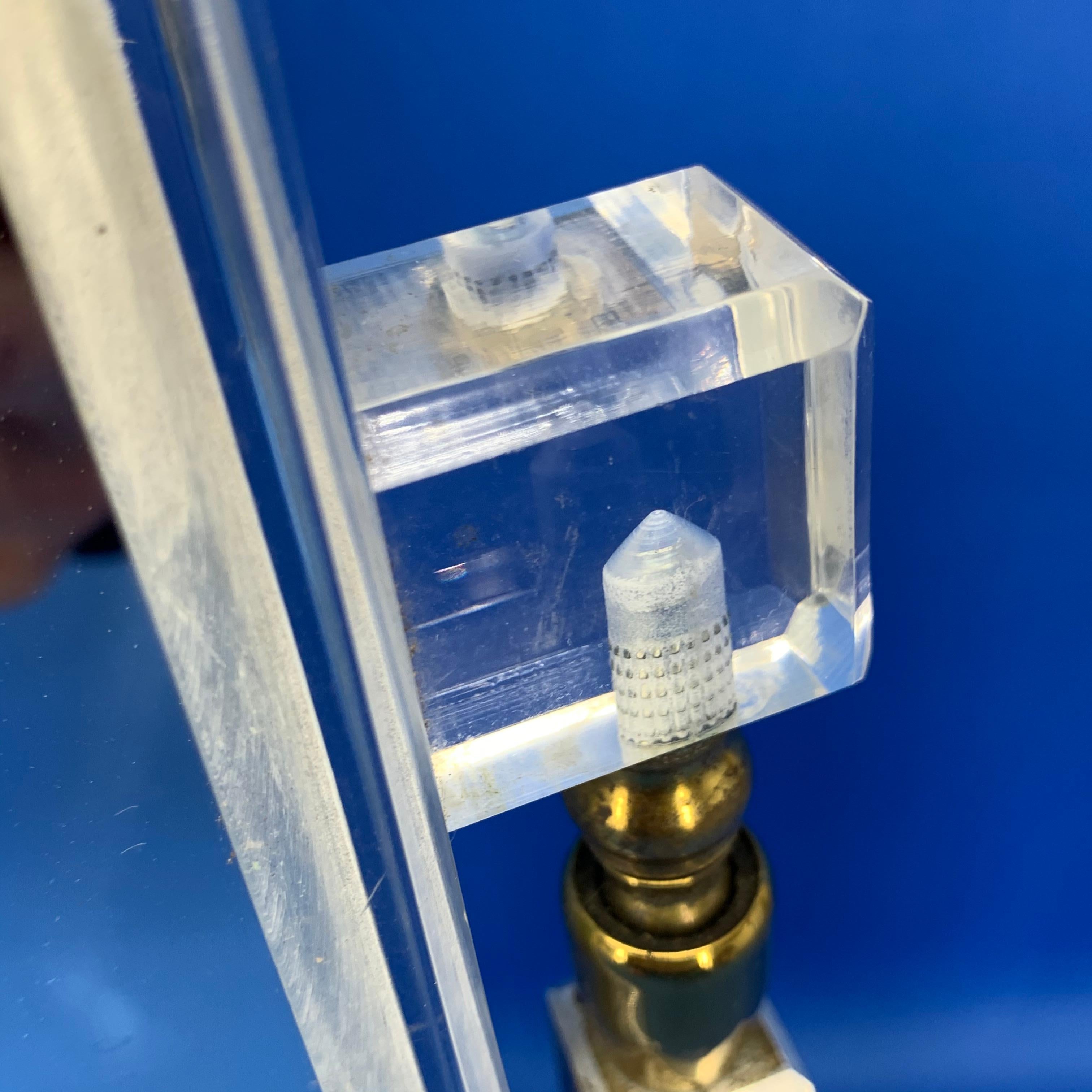 Vieux miroir de courtoisie Charles Hollis Jones en Lucite en vente 3