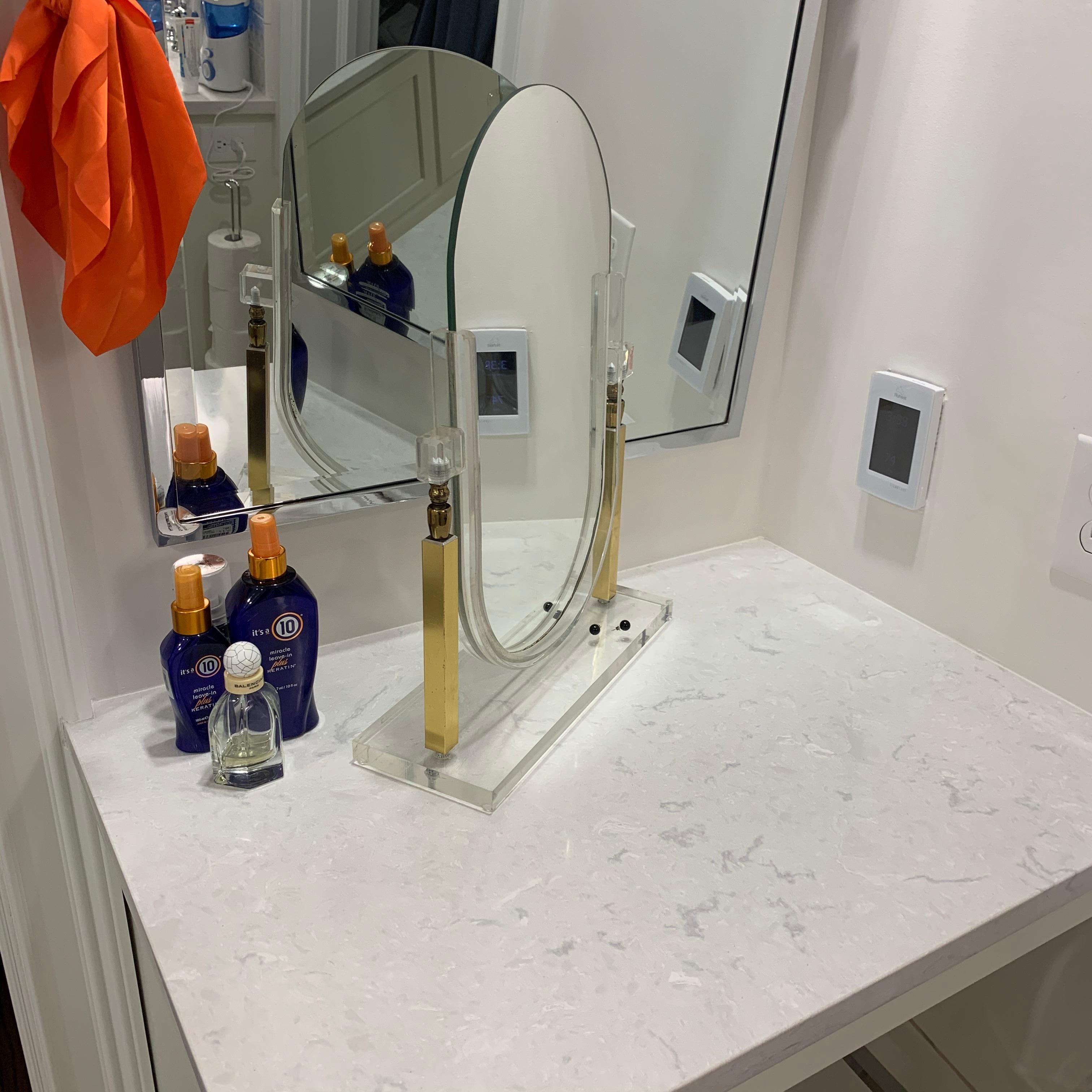Vieux miroir de courtoisie Charles Hollis Jones en Lucite en vente 7