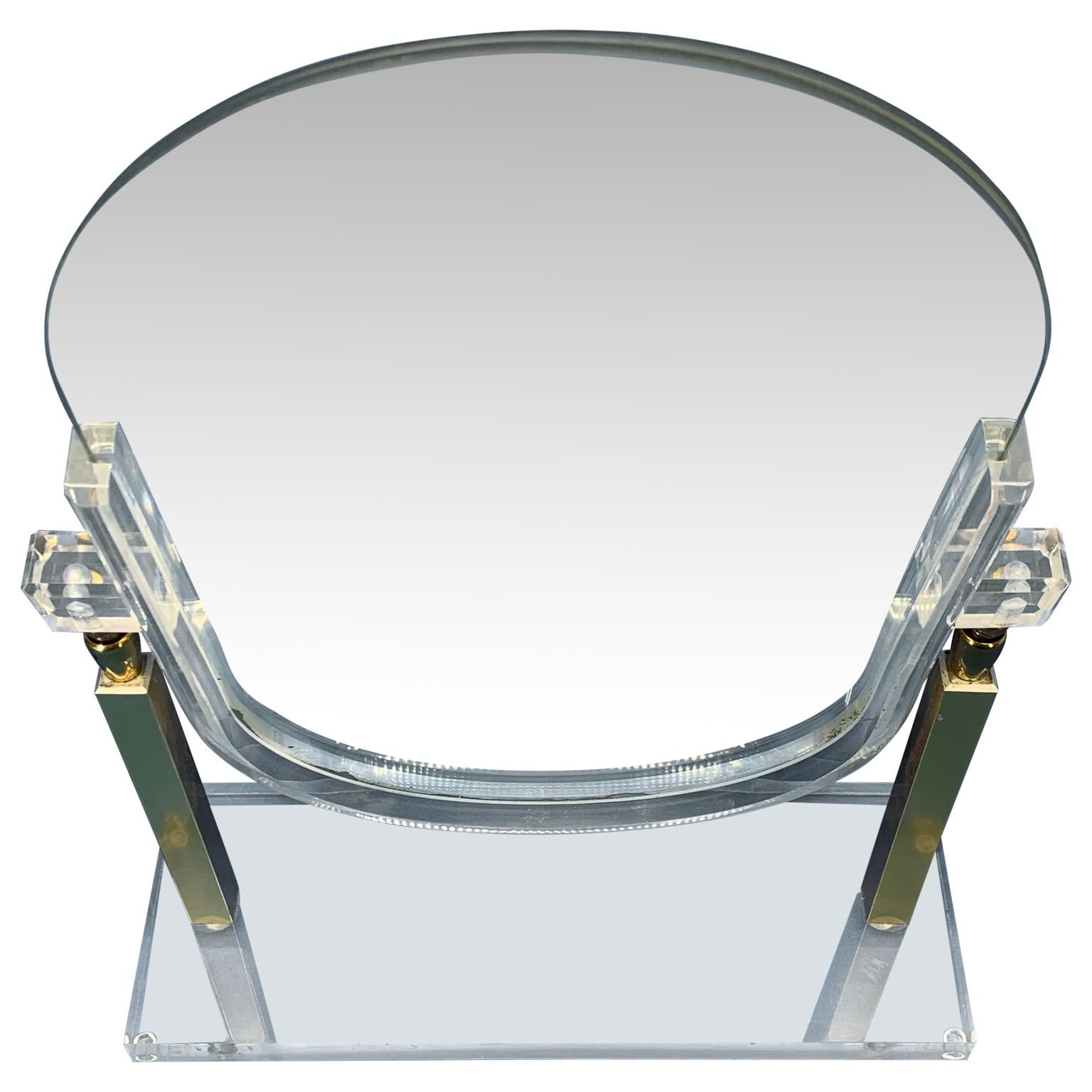 Miroir de courtoisie de table en Lucite et laiton de style Charles Hollis Jones. miroir double face classique des années 1960. Ce miroir glamour est parfait comme miroir de maquillage ou miroir de coiffeuse. La lucite polie brille dans la lumière.