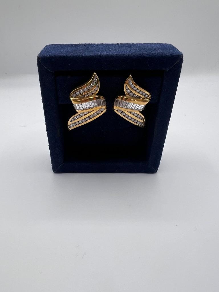Experimenta la elegancia atemporal con estos pendientes vintage de oro de 18 quilates y diamantes de la década de 1980 de Charles Krypell. Elaborados por expertos, estos exquisitos pendientes presentan aproximadamente 3,0 quilates de diamantes