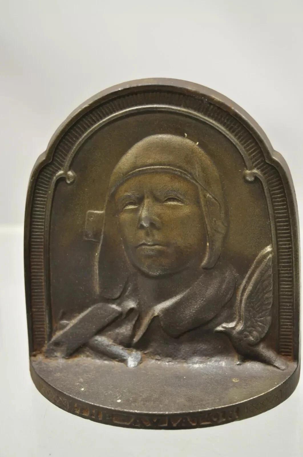 Art déco Paire de serre-livres Art Déco The Aviator 1929 en fonte Charles Lindbergh en vente