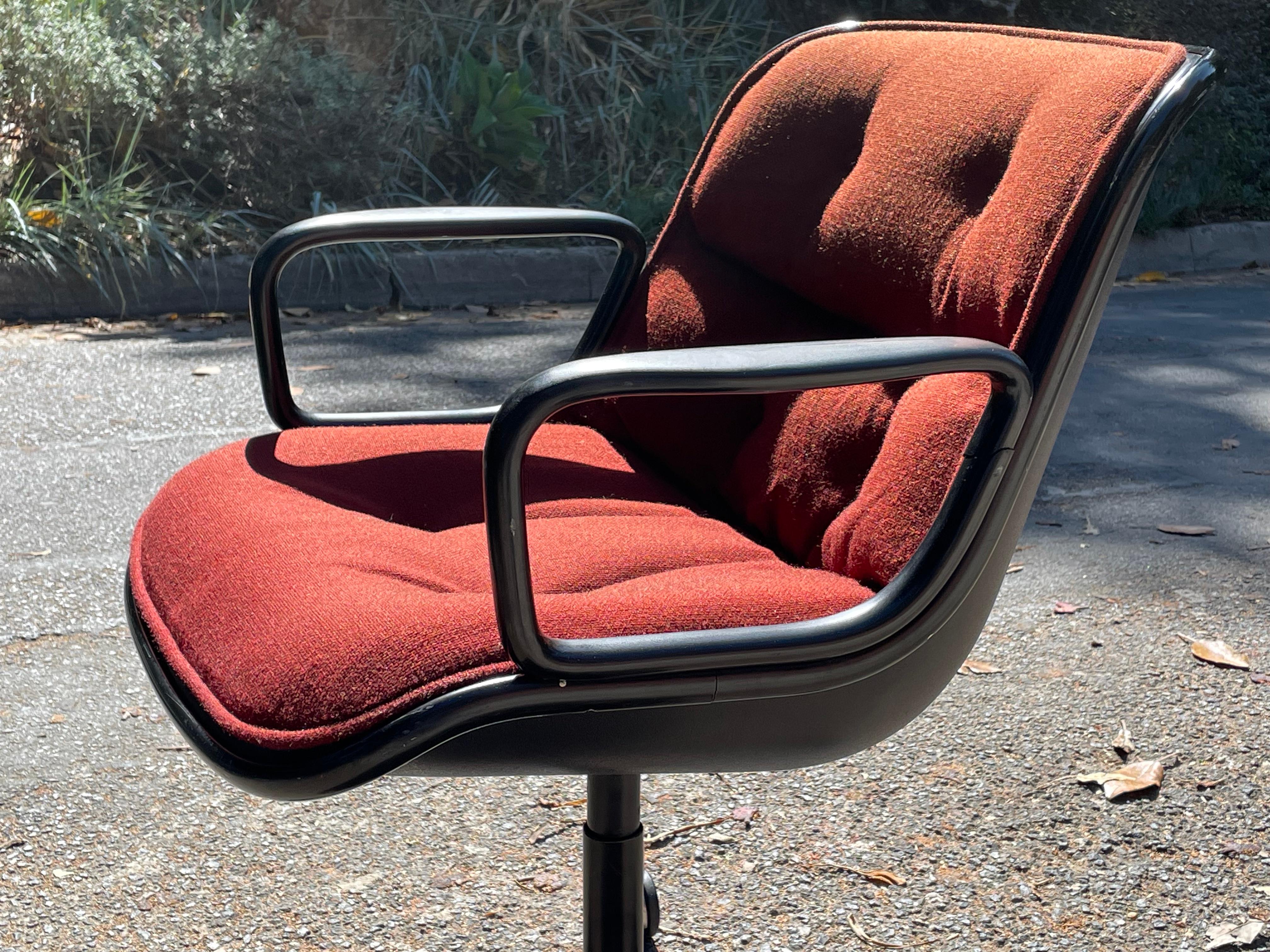 Gorgeous vintage original red orange Pollock desk chair / executive chair designed by Charles Pollack for Knoll. This is original orange red fabric in almost pristine original condition.


On the classic 4-star chrome pedestal base. 

Very good