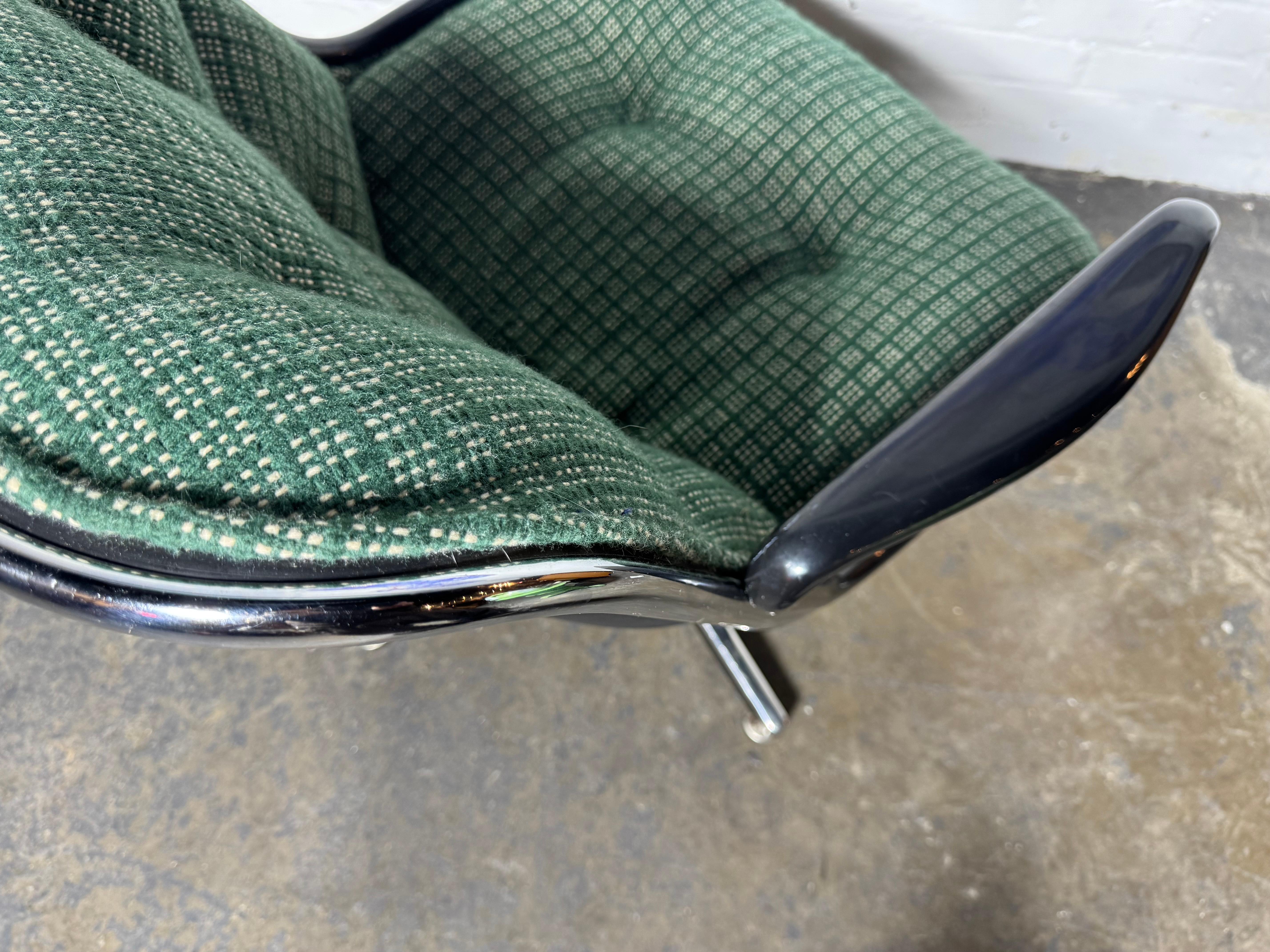 Mid-Century Modern VINTAGE CHARLES POLLOCK  / KNOLL Swivel Arm Chair
