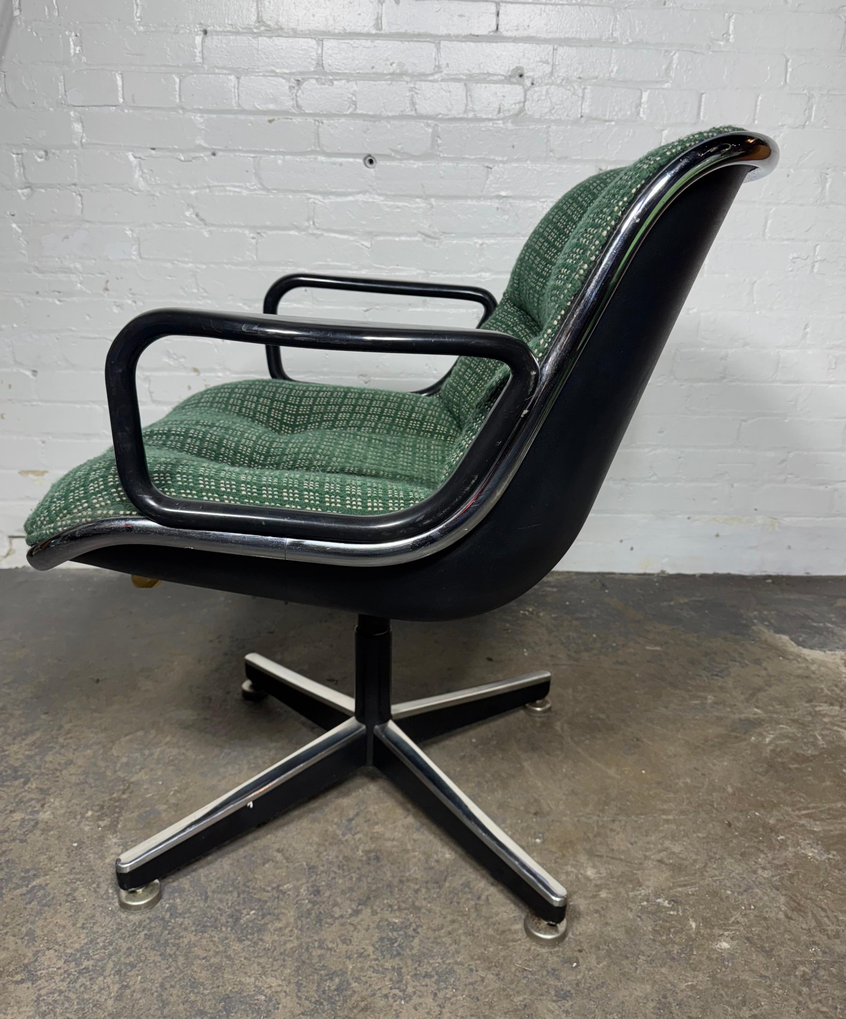 VINTAGE CHARLES POLLOCK  / KNOLL Swivel Arm Chair In Good Condition In Buffalo, NY