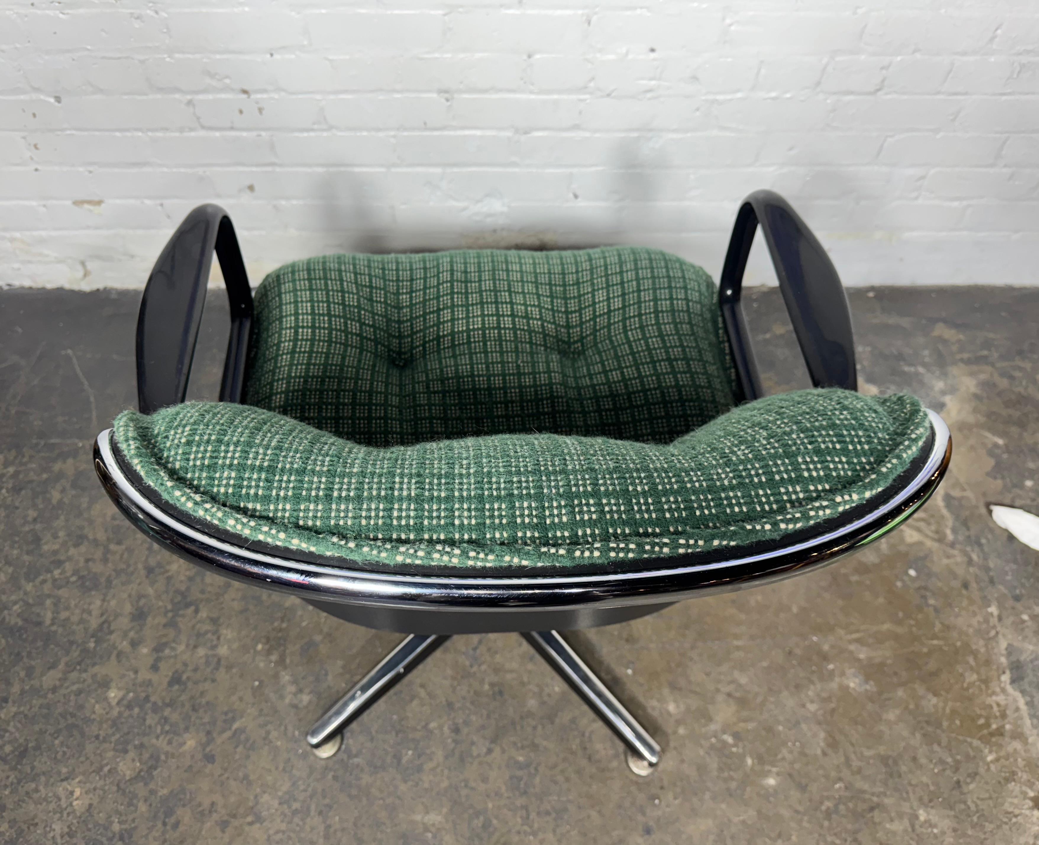 Aluminum VINTAGE CHARLES POLLOCK  / KNOLL Swivel Arm Chair