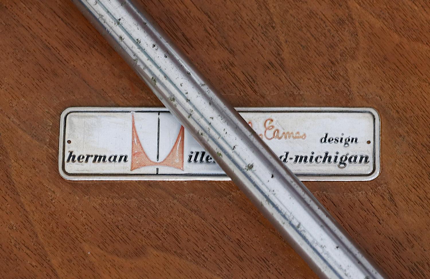  Restauré par des experts - Chaise LCM vintage Charles & Ray Eames pour Herman Miller en vente 2