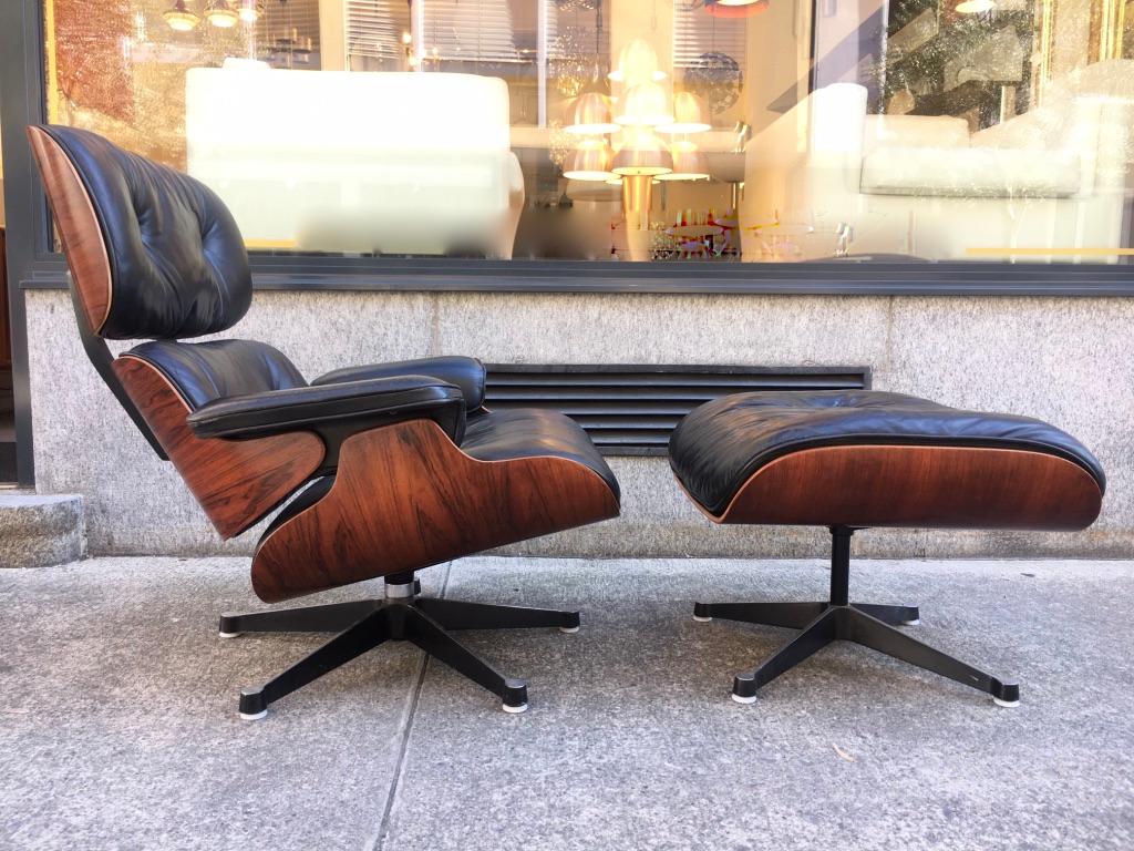Vintage Charles & Ray Eames rosewood and black leather lounge chair and ottoman, edited by Vitra / Herman Miller, circa 1975
Good condition. Patinated leather
Cushions filled with feathers.
 