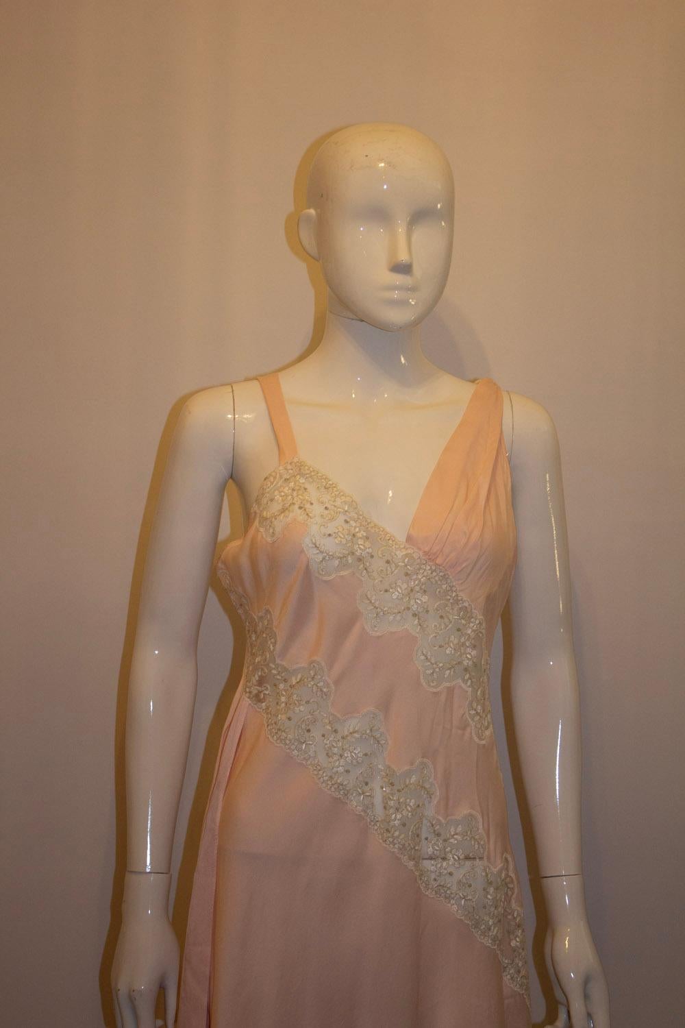 Charlotte Hilton im Vintage-Stil (  bei Harrods)  Rosa Seide und Spitzen-Nachtkleid und Jacke 5