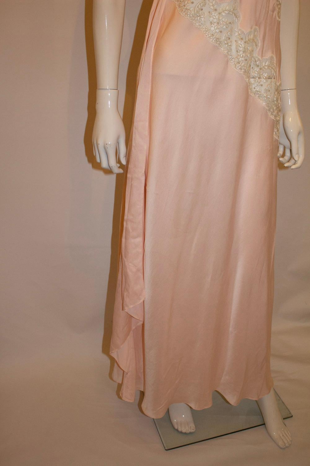 Charlotte Hilton im Vintage-Stil (  bei Harrods)  Rosa Seide und Spitzen-Nachtkleid und Jacke 6