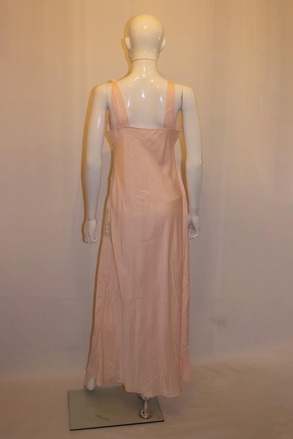 Eine atemberaubende Vintage-Seide  und Spitzen-Nachthemd und -Jacke von Charlotte Hilton. Das Kleid ist in einem hübschen Rosa gehalten und hat einen V-Ausschnitt und wunderschöne Spitzendetails. Die Jacke hat einen Knopfverschluss, einen