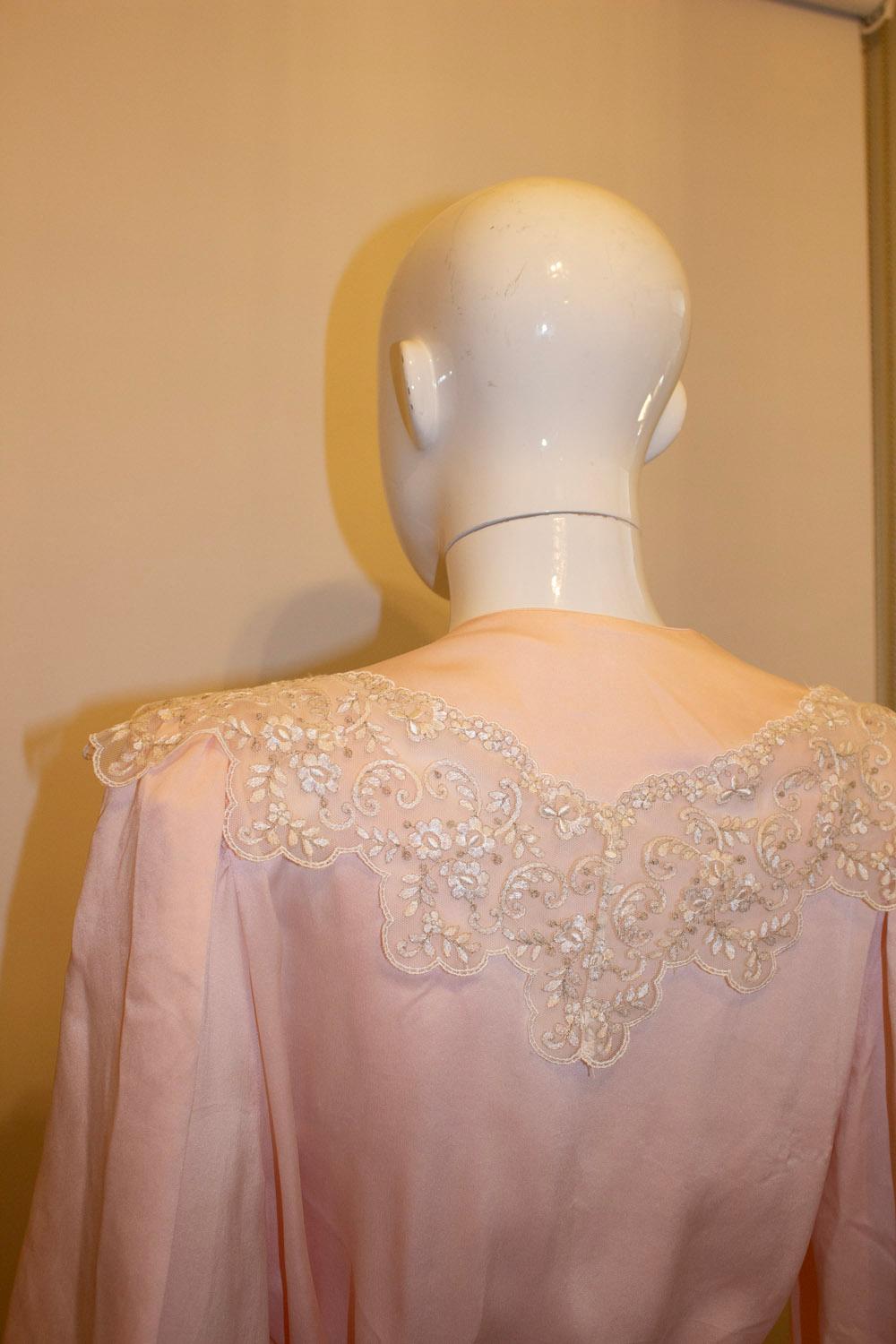 Charlotte Hilton im Vintage-Stil (  bei Harrods)  Rosa Seide und Spitzen-Nachtkleid und Jacke (Braun)