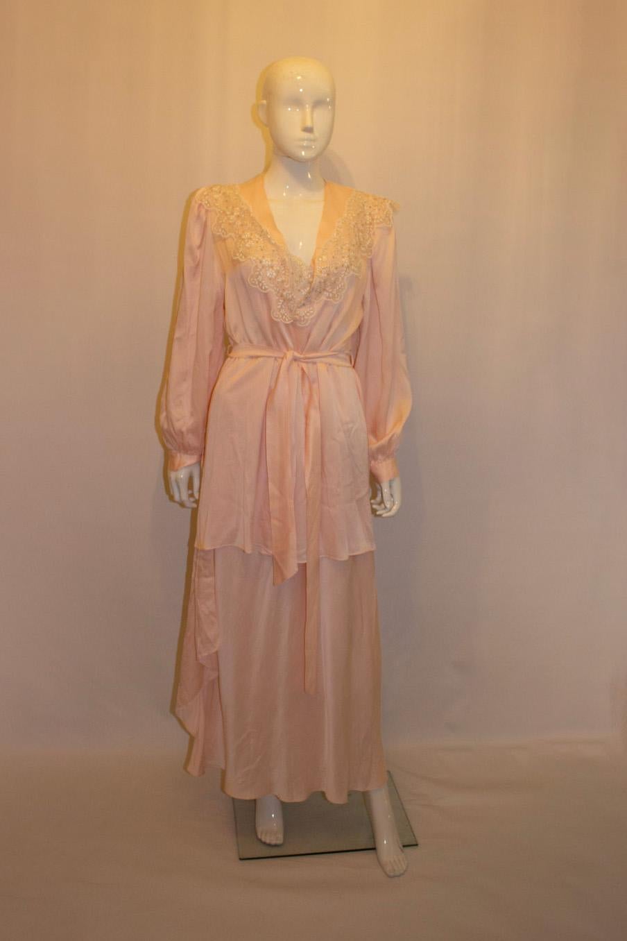 Charlotte Hilton im Vintage-Stil (  bei Harrods)  Rosa Seide und Spitzen-Nachtkleid und Jacke im Zustand „Gut“ in London, GB