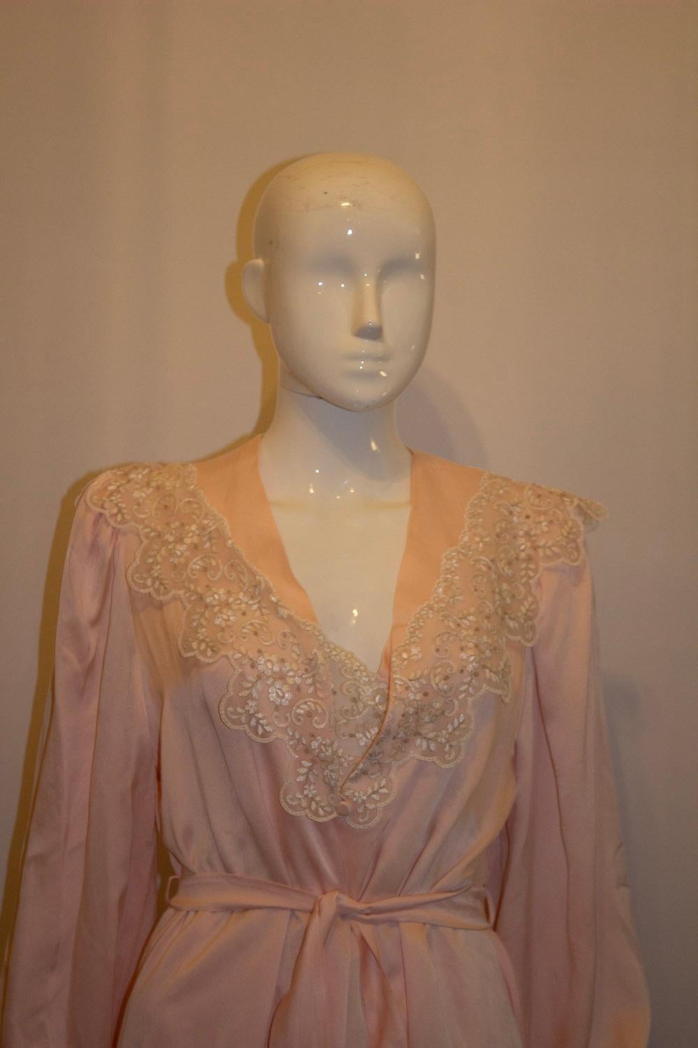 Charlotte Hilton im Vintage-Stil (  bei Harrods)  Rosa Seide und Spitzen-Nachtkleid und Jacke 1