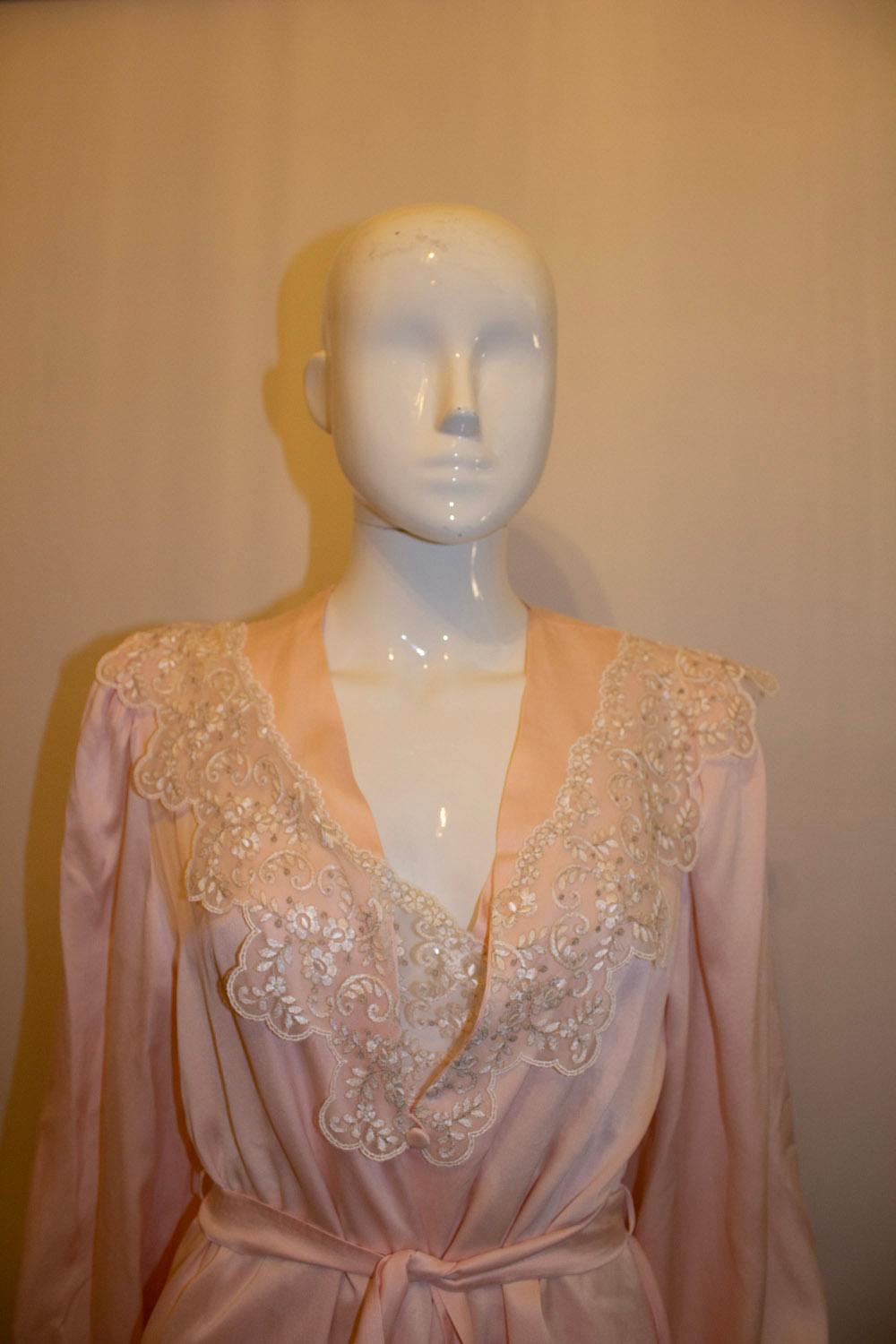 Charlotte Hilton im Vintage-Stil (  bei Harrods)  Rosa Seide und Spitzen-Nachtkleid und Jacke 2