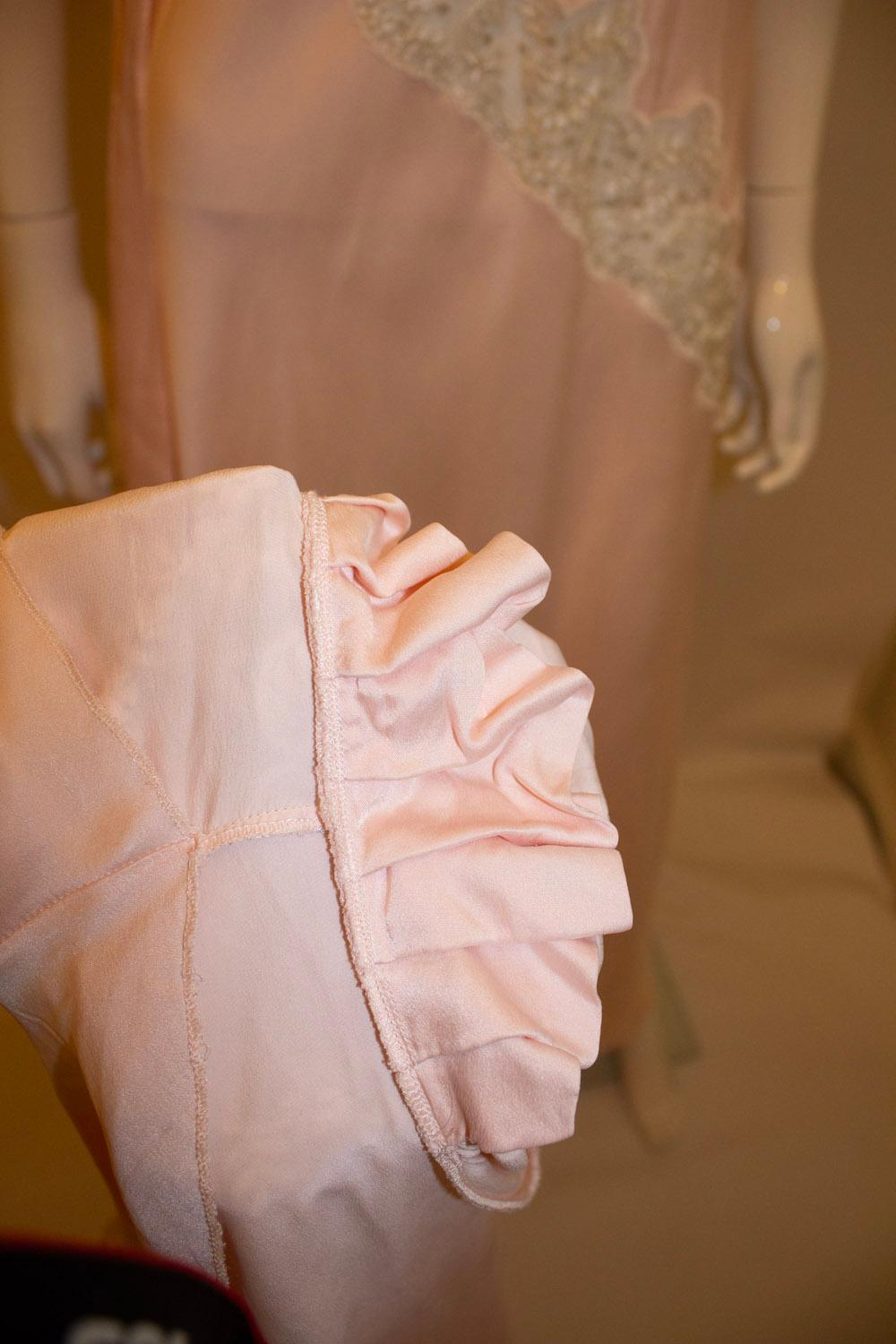 Charlotte Hilton im Vintage-Stil (  bei Harrods)  Rosa Seide und Spitzen-Nachtkleid und Jacke 3