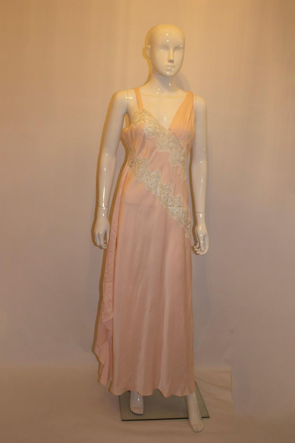 Charlotte Hilton im Vintage-Stil (  bei Harrods)  Rosa Seide und Spitzen-Nachtkleid und Jacke 4