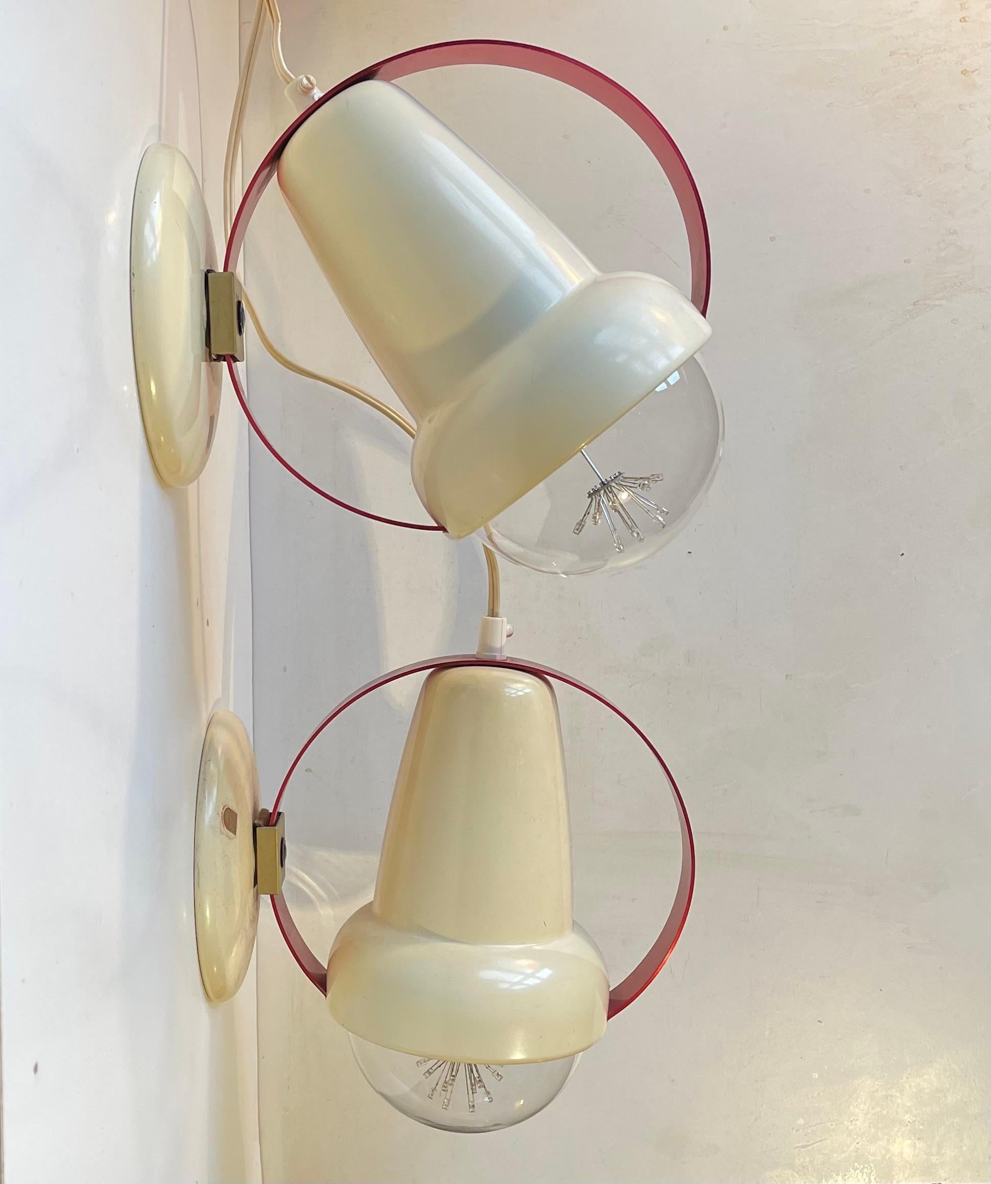 Una coppia di lampade da sole originali di Charlotte Perriand (tipo 7529) trasformate in lampade da parete o da tavolo dal nostro elettricista interno. Tutto è originale, a parte le prese e le maxi lampadine nuove. Conservano persino i cavi
