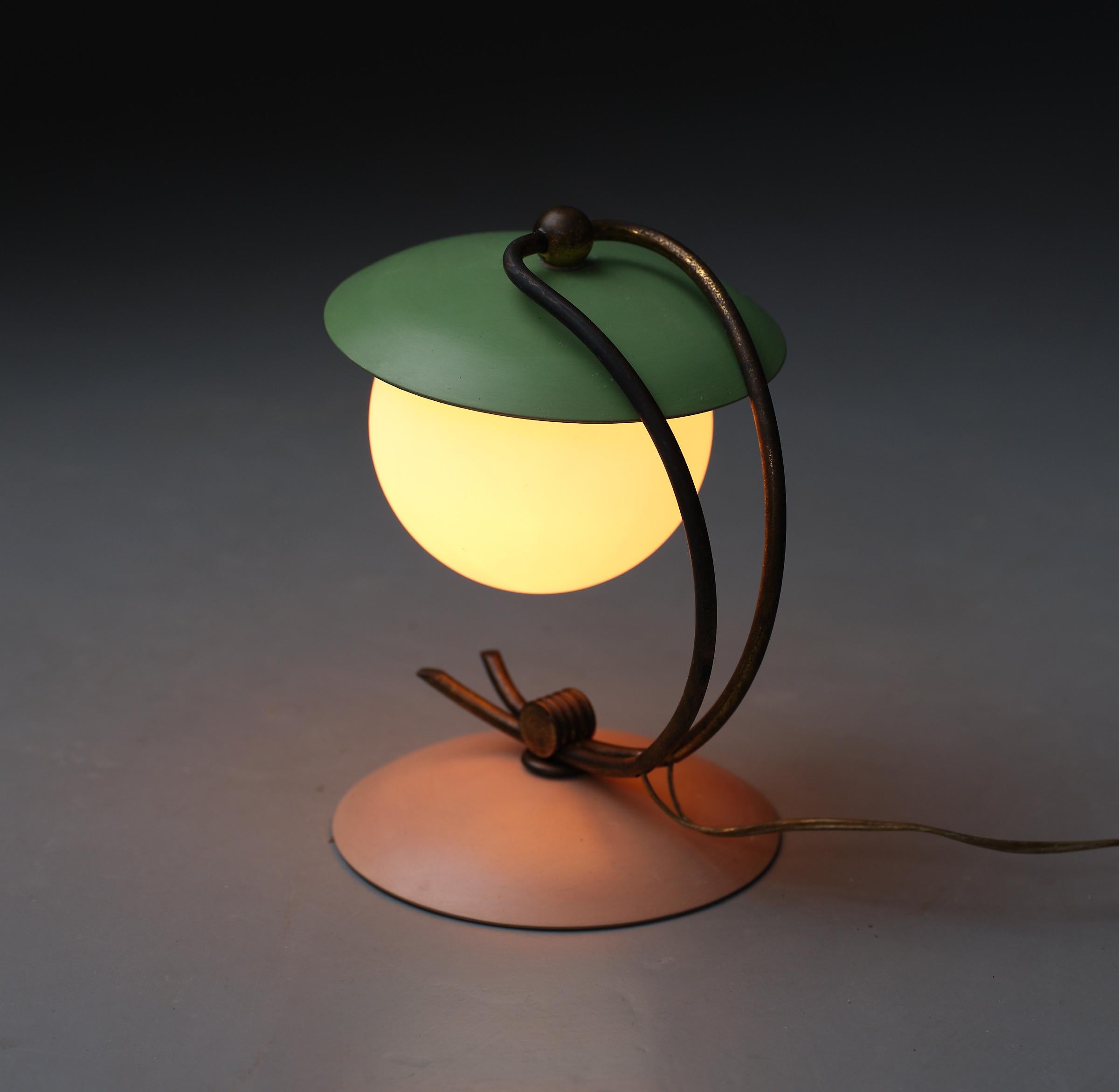 Vintage Charm: 1950s Italian Table Lamp with Brass and Opaline Glass In Good Condition For Sale In Rome, IT