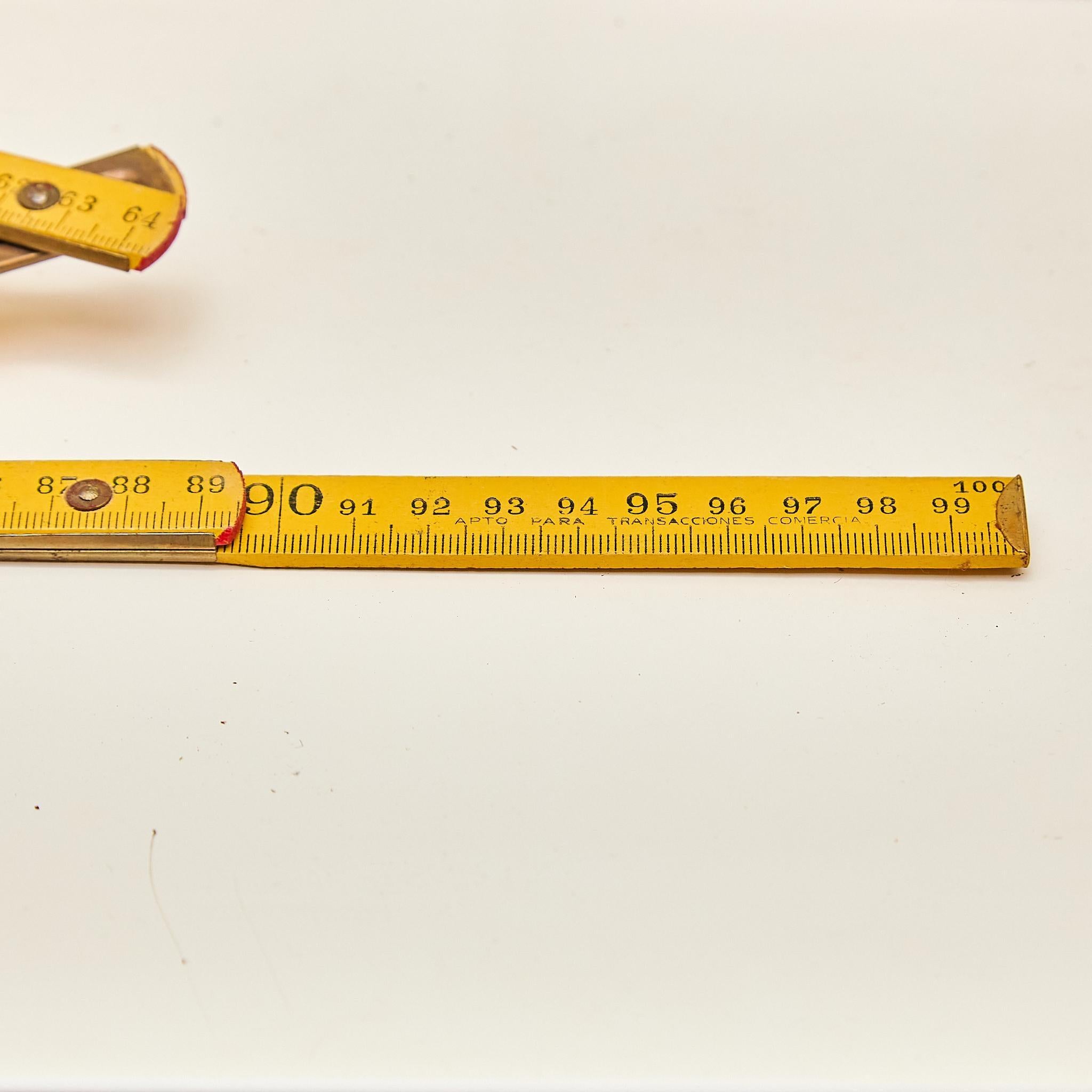 Legno Fascino d'epoca: Set di 36 nastri di misurazione antichi in legno con scatola, circa 1940 in vendita