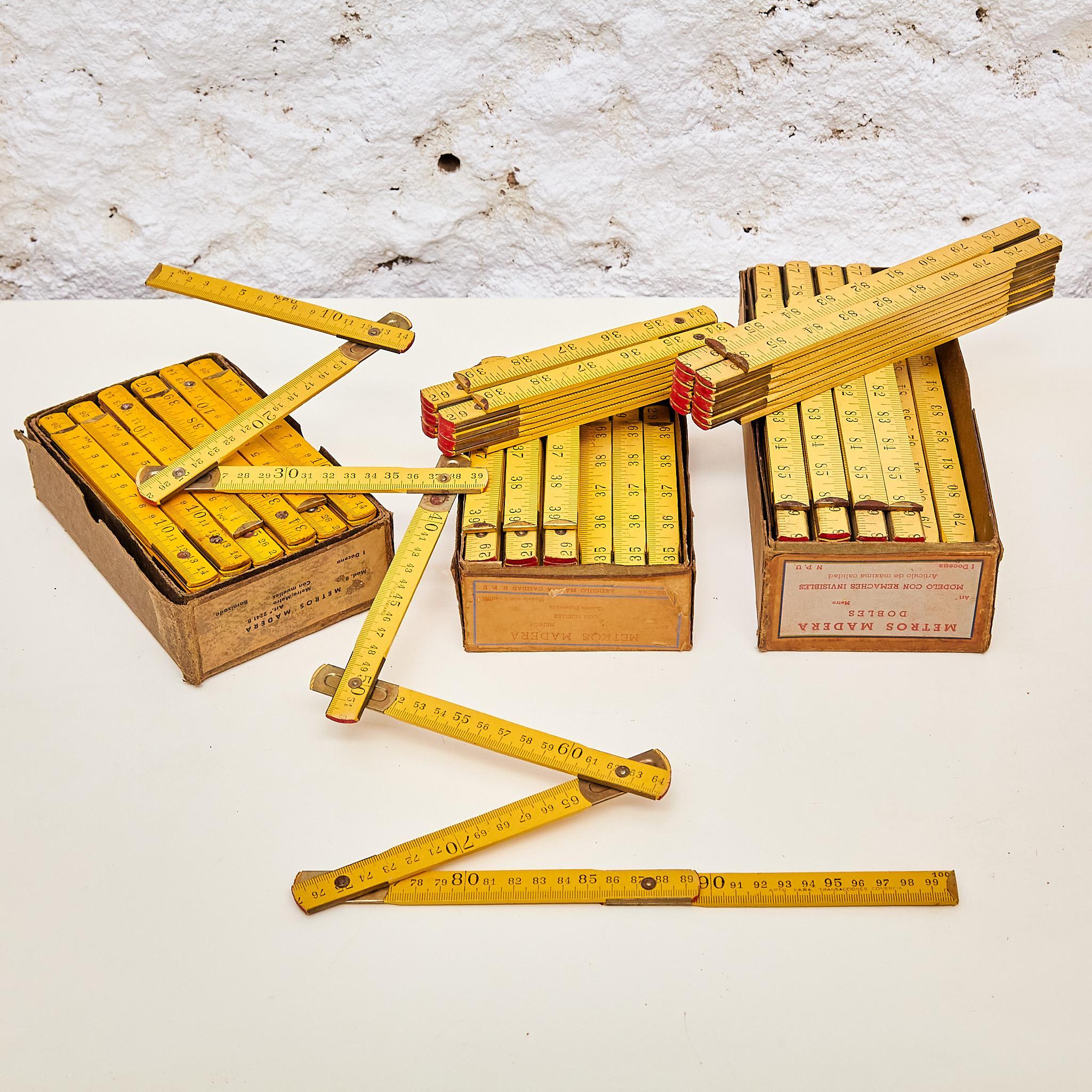 Fascino d'epoca: Set di 36 nastri di misurazione antichi in legno con scatola, circa 1940 in vendita 1