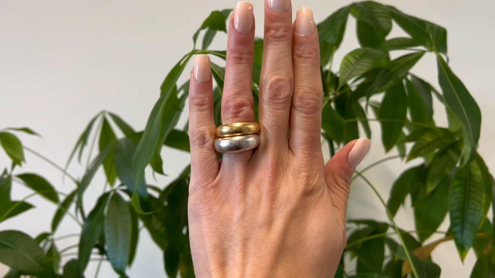 Ein Vintage Chaumet 18k Gelb- und Weißgold Anneau Dome Ring Set. Gefertigt aus 18 Karat Gelb- und Weißgold, signiert Chaumet Paris mit französischen Feingehaltsangaben, Gewicht 21,48 Gramm. Circa 1990. Der Weißgoldring hat die Größe 5 ½ und der