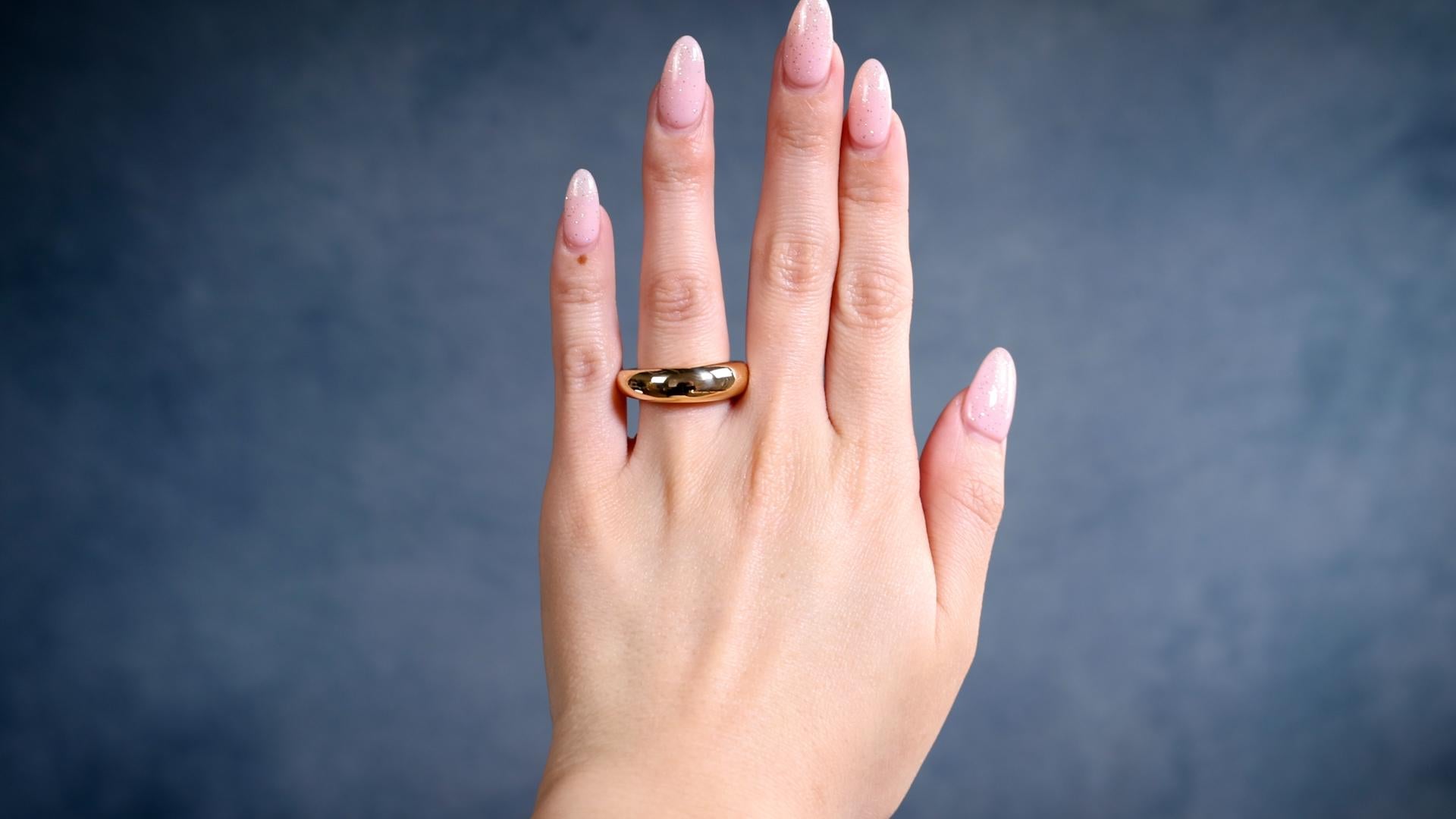 Ein Vintage Chaumet 18k Gelbgold Anneau Kuppel Ring. Gefertigt aus 18 Karat Gelbgold, signiert Chaumet Paris, Seriennummer 611728, mit französischen Feingehalts- und Punzierungszeichen, Gewicht 7,77 g. Circa 1990. Der Ring ist eine Größe 7 ¼ und