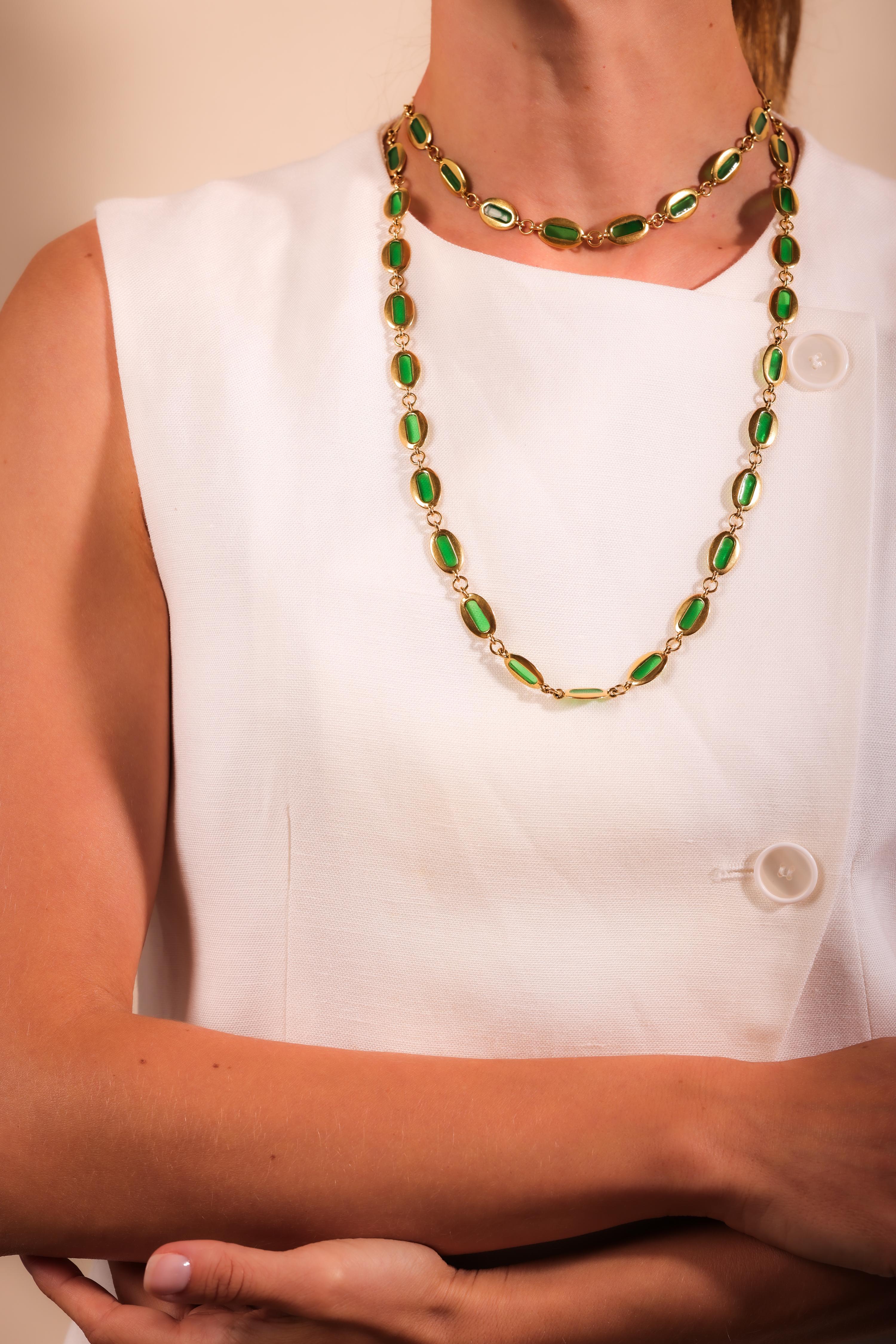 Marke: Chaumet
MATERIALIEN: 18K Gelbgold und Emaille
Epoche: Vintage By
Circa: 1980er Jahre
Punzierungen: Chaumet, Reinheits- und Herstellermarken
Länge: 40 Zoll
Gramm Gewicht: 87,67


Diese exquisite Vintage-Halskette von Chaumet aus den 1980er