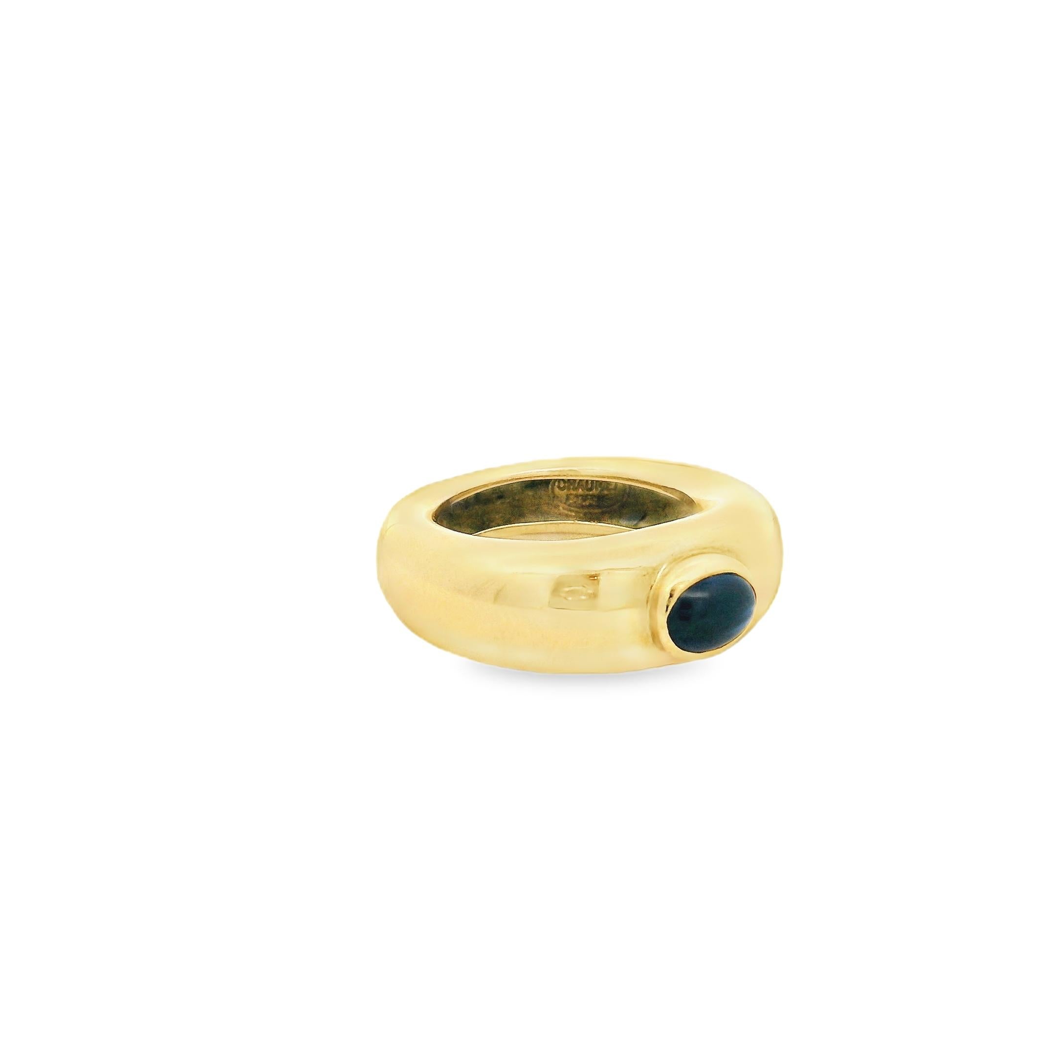 Modernist Vintage Chaumet 1980s 18K Yellow Gold Cabochon Sapphire Ring For Sale