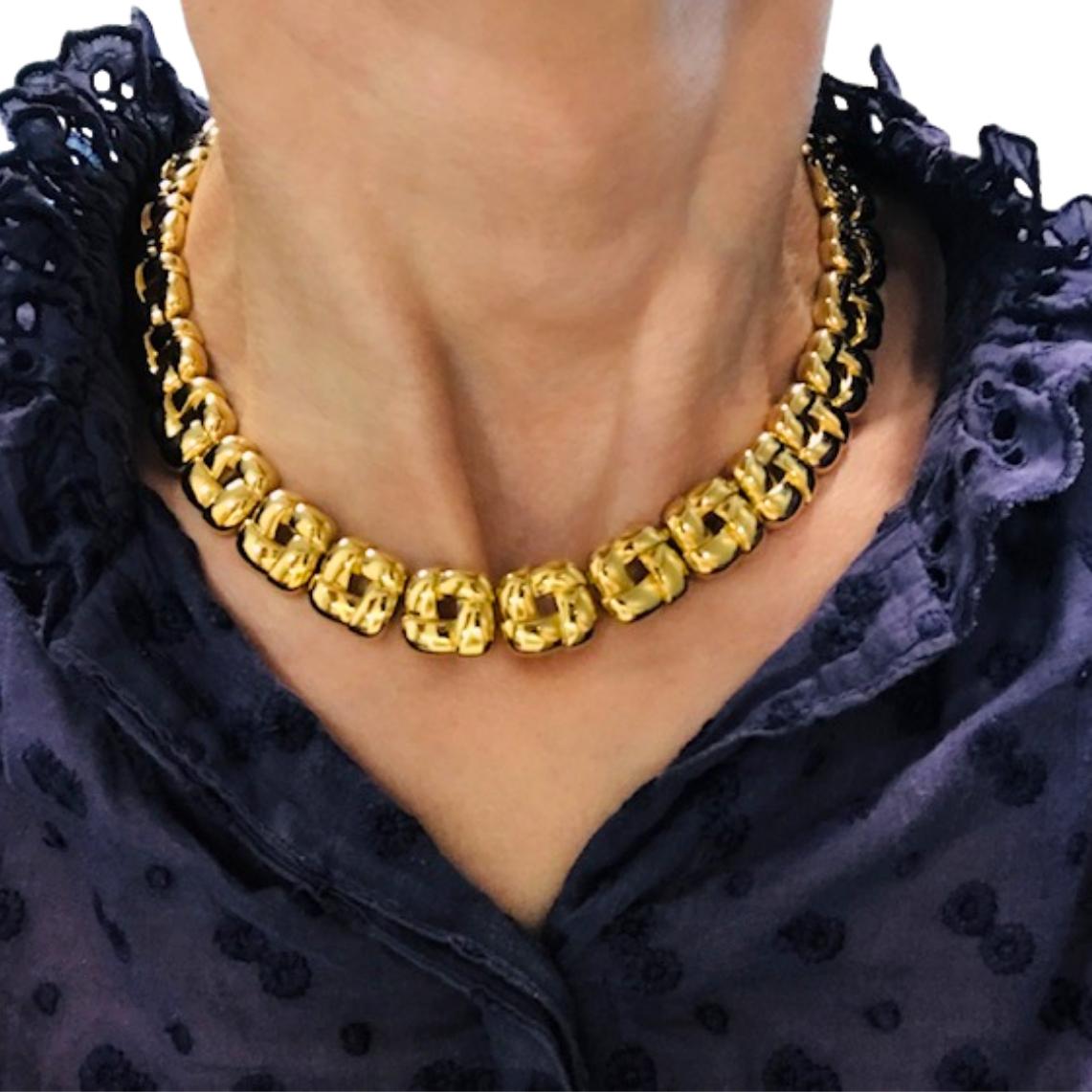 Questa collana vintage di Chaumet è realizzata in oro giallo 18 carati e presenta un motivo ripetuto di maglie quadrate arrotondate. Ogni maglia ha un profilo leggermente bombato con un dettaglio di scanalature geometriche che conferisce alla