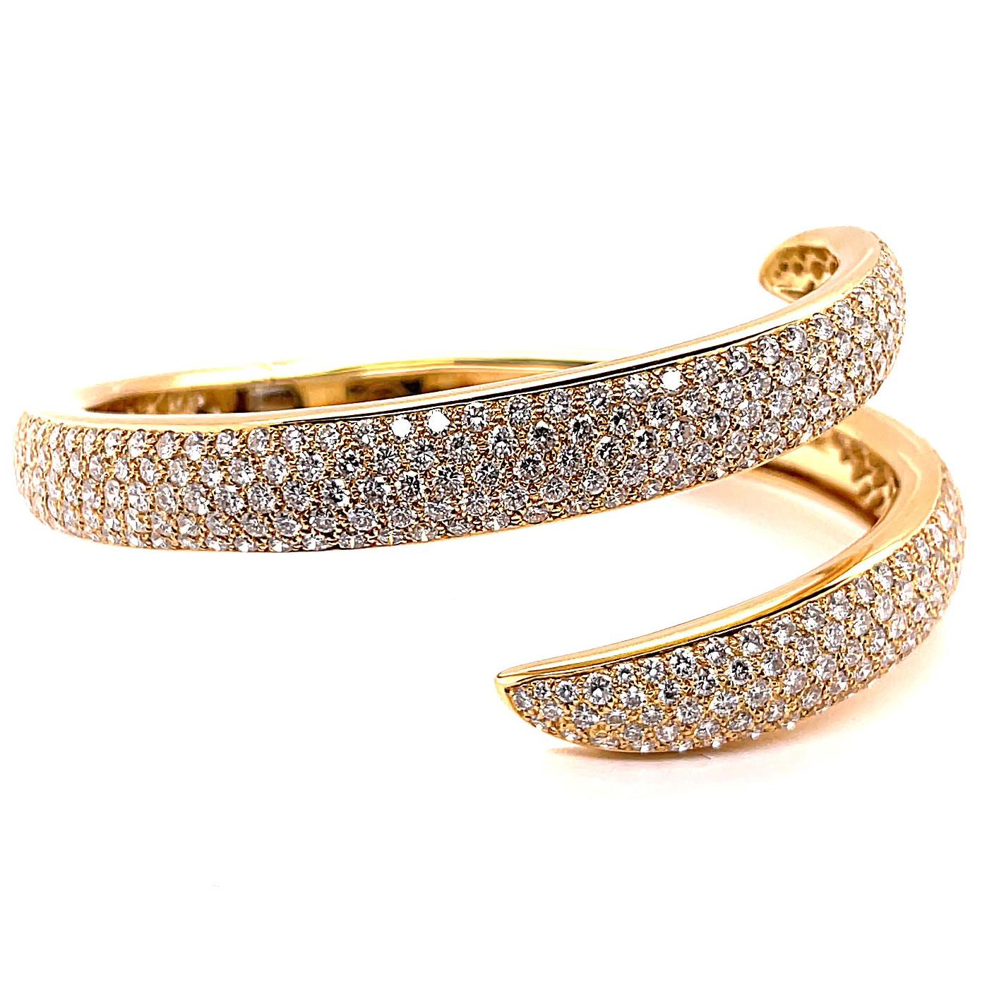 Round Cut Vintage Chaumet Diamond 18 Karat Gold Bangle