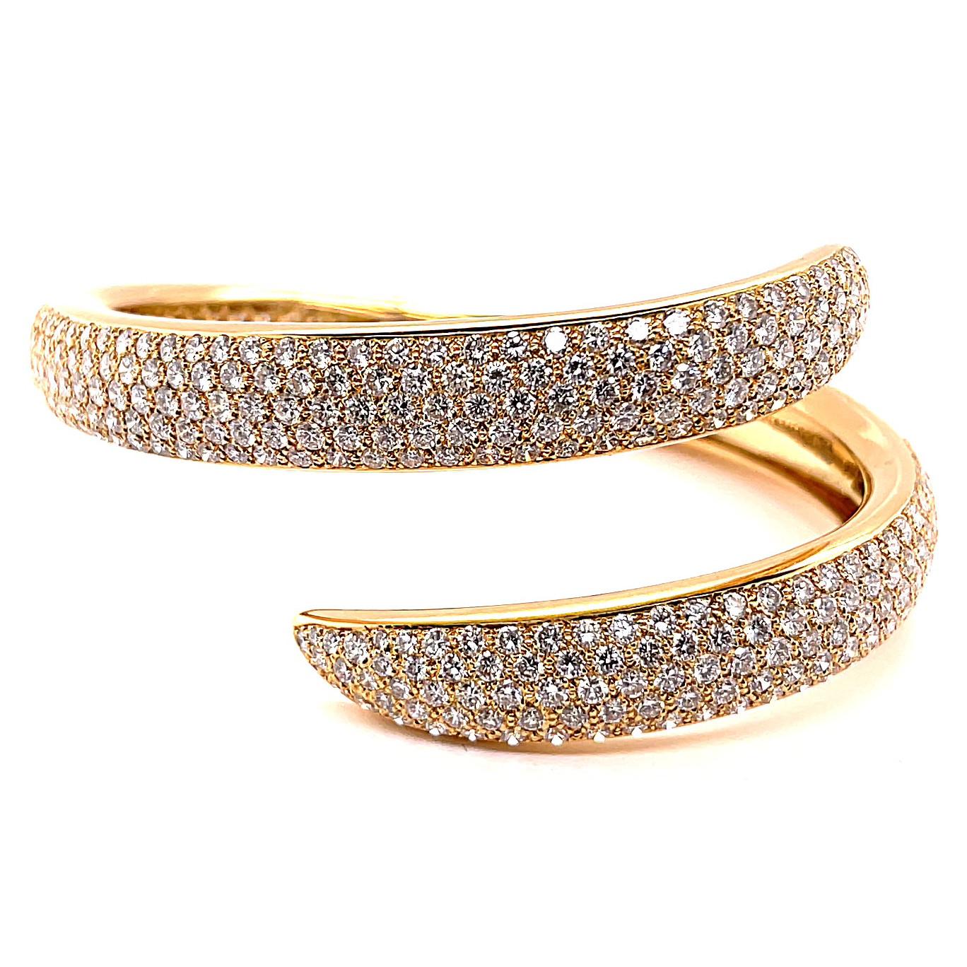 Vintage Chaumet Diamond 18 Karat Gold Bangle In Excellent Condition In Beverly Hills, CA