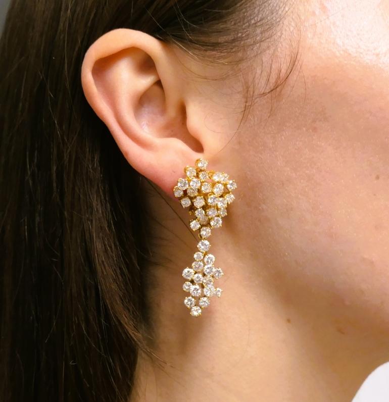 Ein spektakuläres Paar Vintage-Ohrringe von Chaumet aus 18-karätigem Gold und mit 8,69 Karat Diamanten. 
Diese abstrakt geformten Ohrringe sehen aus wie funkelnde Eiskristalle. 
Die Diamanten sind drei- und vierzinkig gefasst und in Clustern