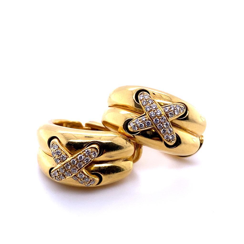 Ein Paar Vintage Chaumet Diamant Liens Ohrringe in 18 Karat Gelbgold.

Dieses elegante und kühne Paar Ohrringe ist als gefälliger, sich verjüngender Doppelring mit einem diamantbesetzten Kreuz in der Mitte gestaltet, das wunderschön in das glatt