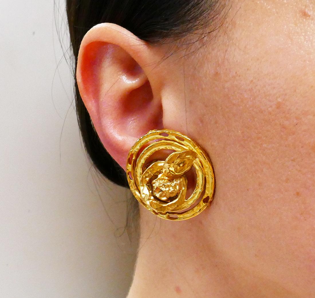 Une paire de boucles d'oreilles vintage Chaumet en or martelé 18 carats.
Les boucles d'oreilles vintage sont conçues comme des cercles concentriques plats et ajourés. Quelques éléments 3D abstraits s'élèvent au-dessus de la surface des cercles. 
Ces
