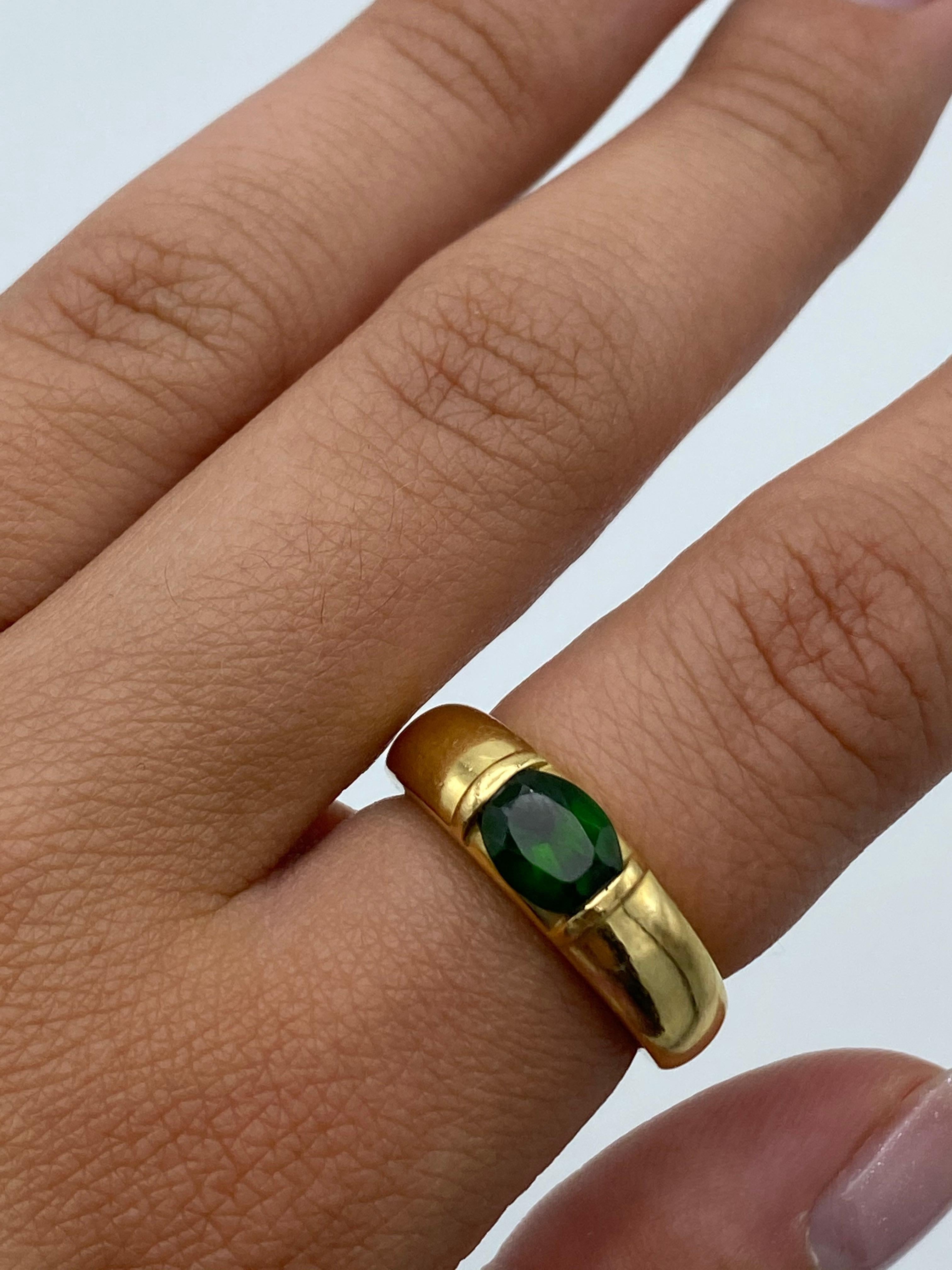 Vintage Chaumet Paris Yellow Gold and Green Peridot Band Ring  In Excellent Condition In Beverly Hills, CA