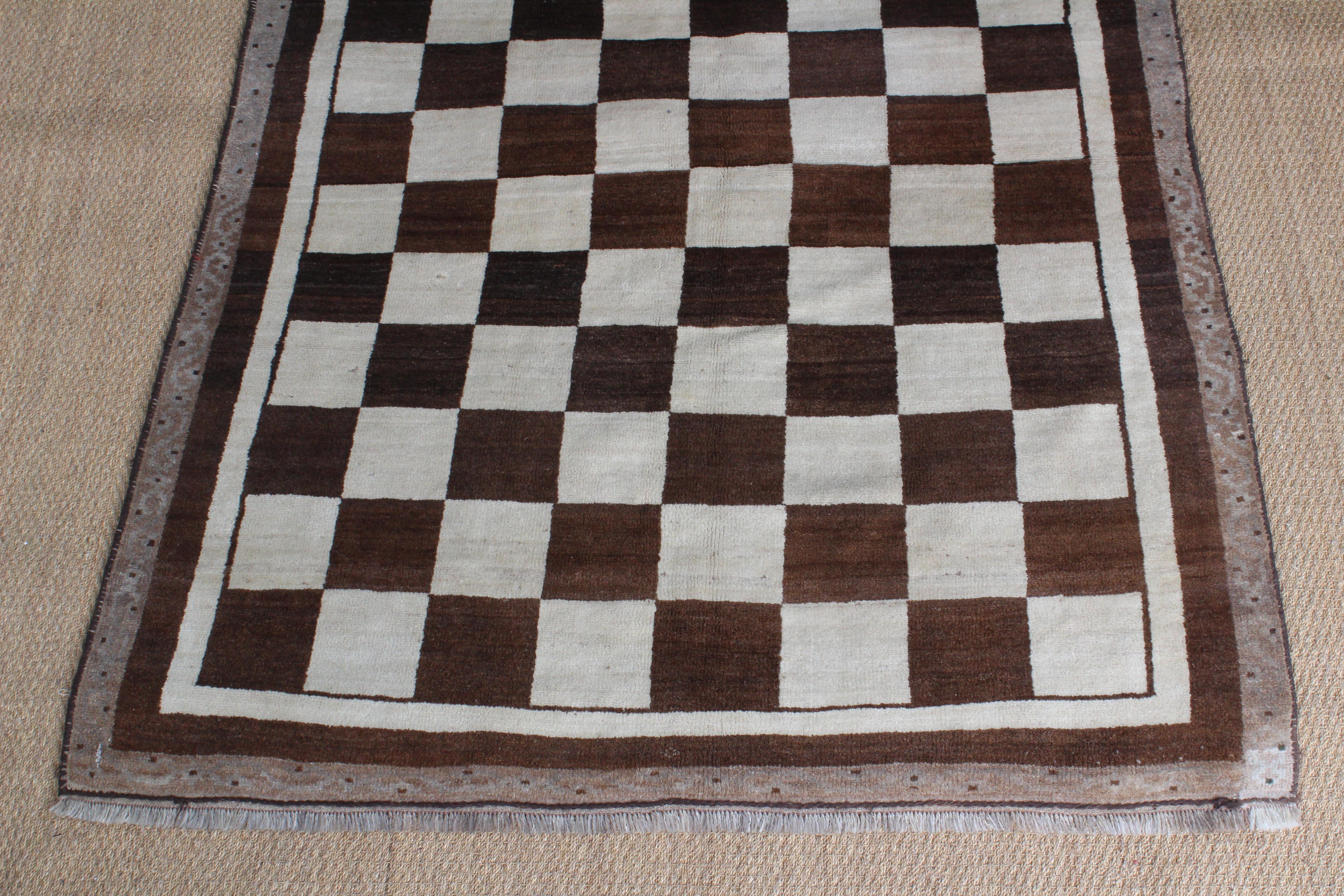 Large vintage mid-20th century Persian checkered Gabbeh rug. Brown and beige with a detailed border. In excellent condition, made of wool. Measures: 80