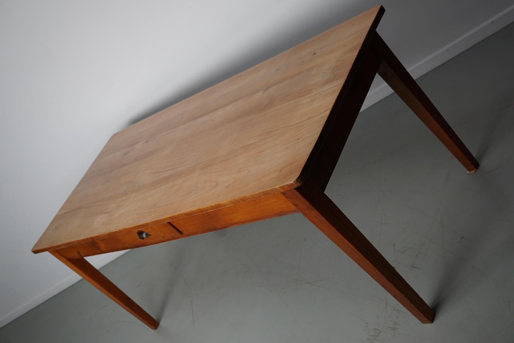 Table de salle à manger rustique française du 20ème siècle en cerisier en vente 5