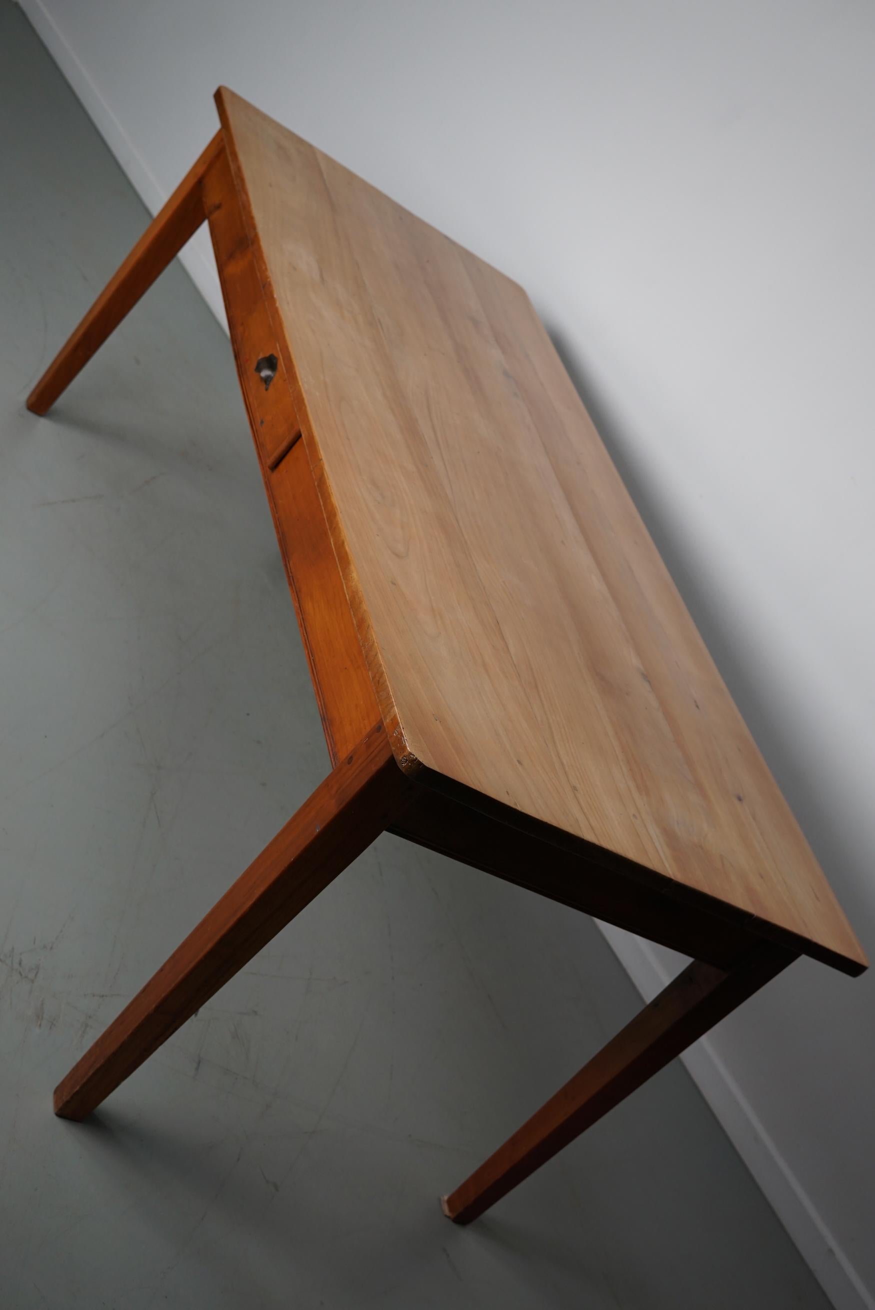 Table de salle à manger rustique française du 20ème siècle en cerisier en vente 6