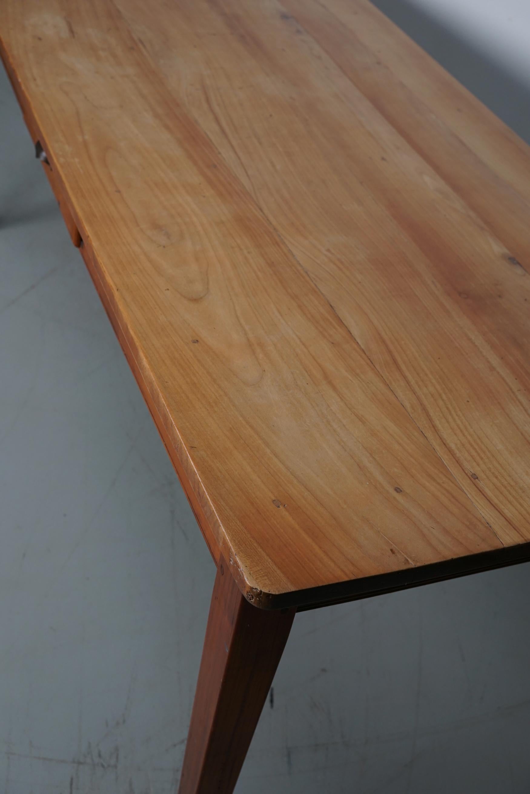Table de salle à manger rustique française du 20ème siècle en cerisier en vente 7