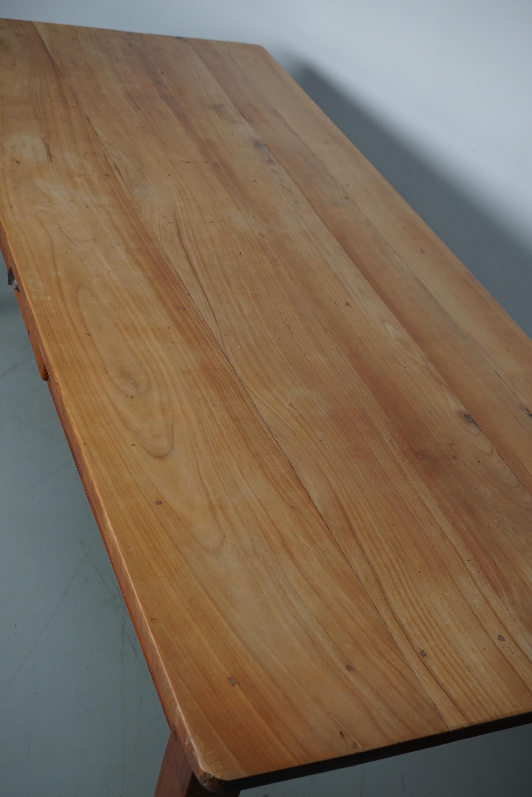 Table de salle à manger rustique française du 20ème siècle en cerisier en vente 8