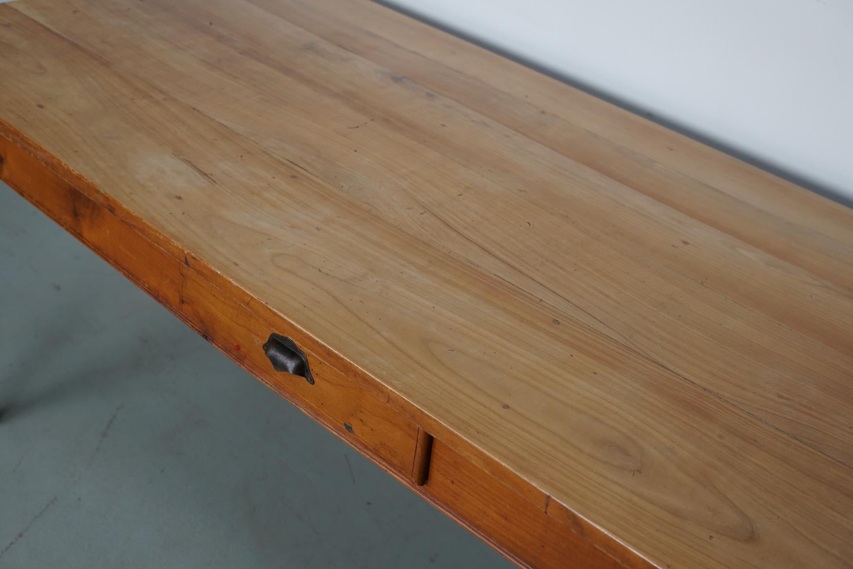 Table de salle à manger rustique française du 20ème siècle en cerisier en vente 9