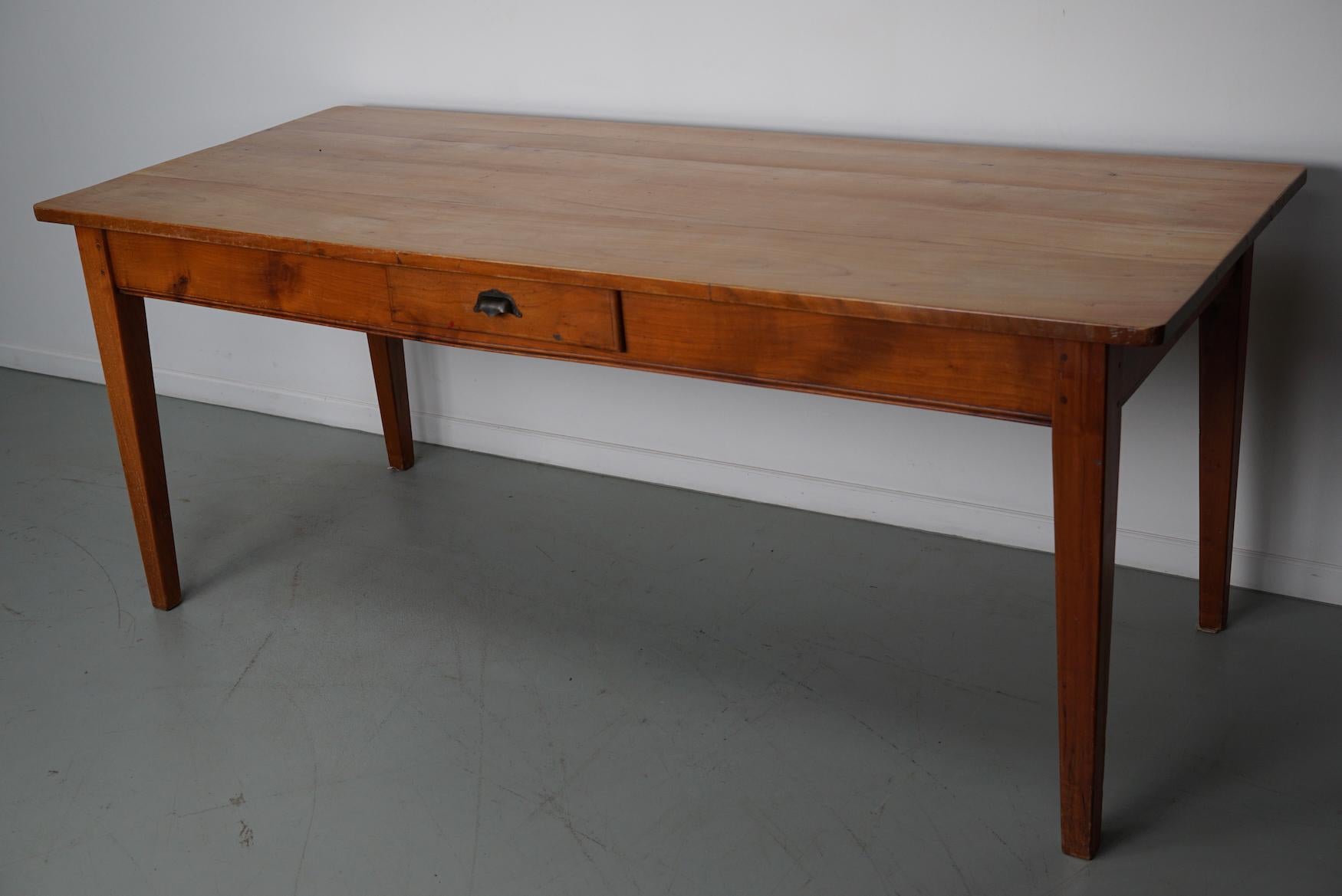 Table de salle à manger rustique française du 20ème siècle en cerisier en vente 10