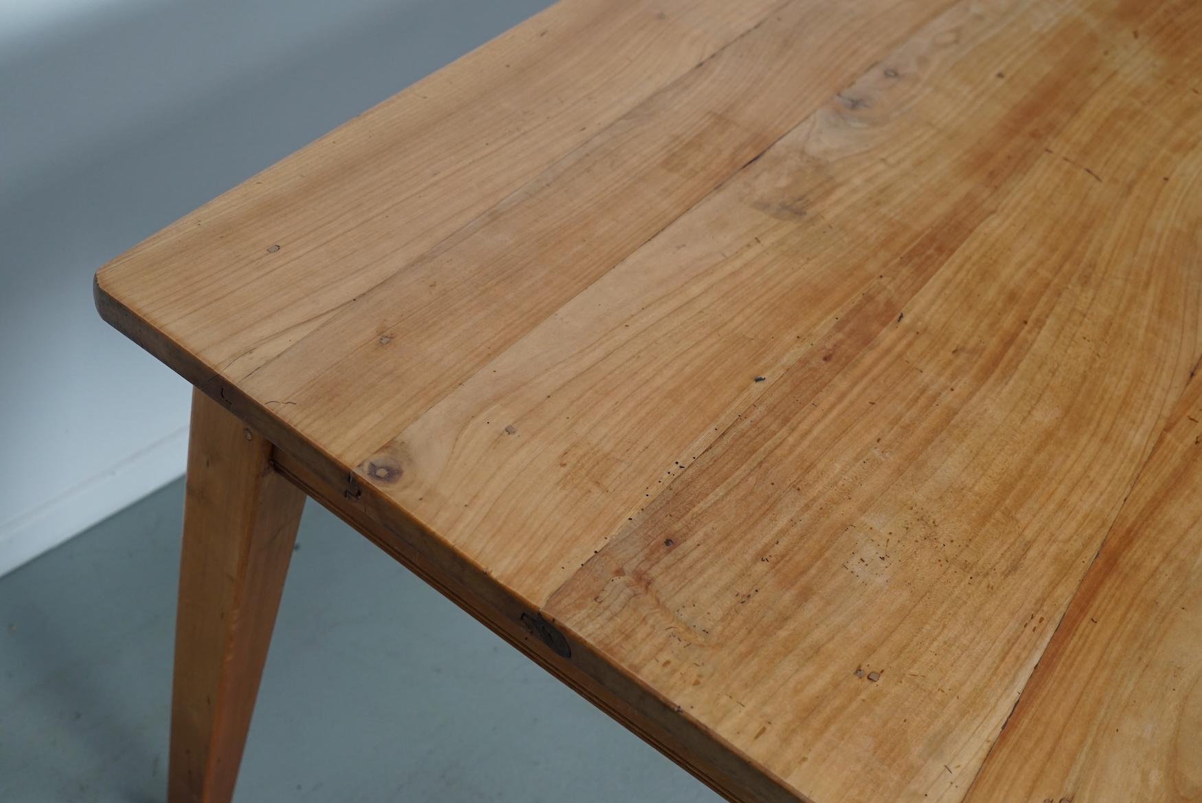 Table de salle à manger rustique française du 20ème siècle en cerisier en vente 11