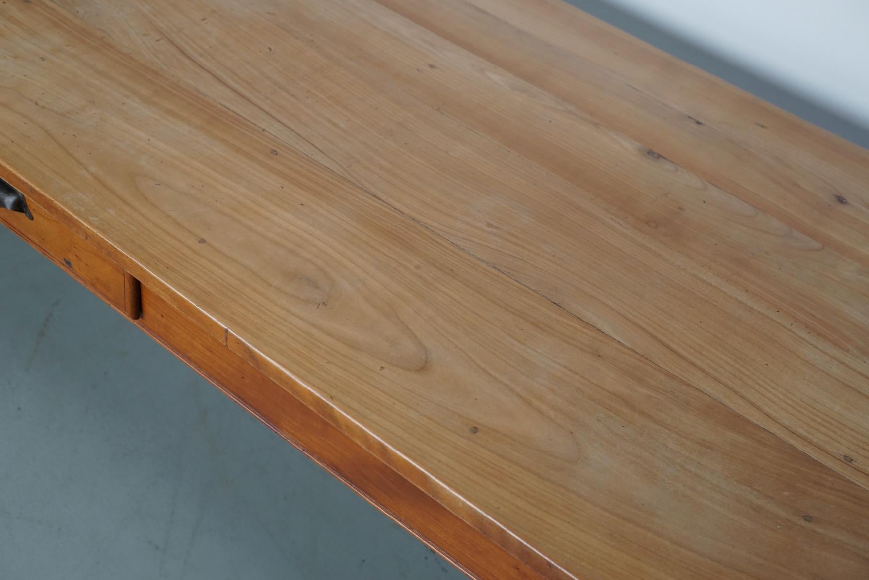 Table de salle à manger rustique française du 20ème siècle en cerisier Bon état - En vente à Nijmegen, NL
