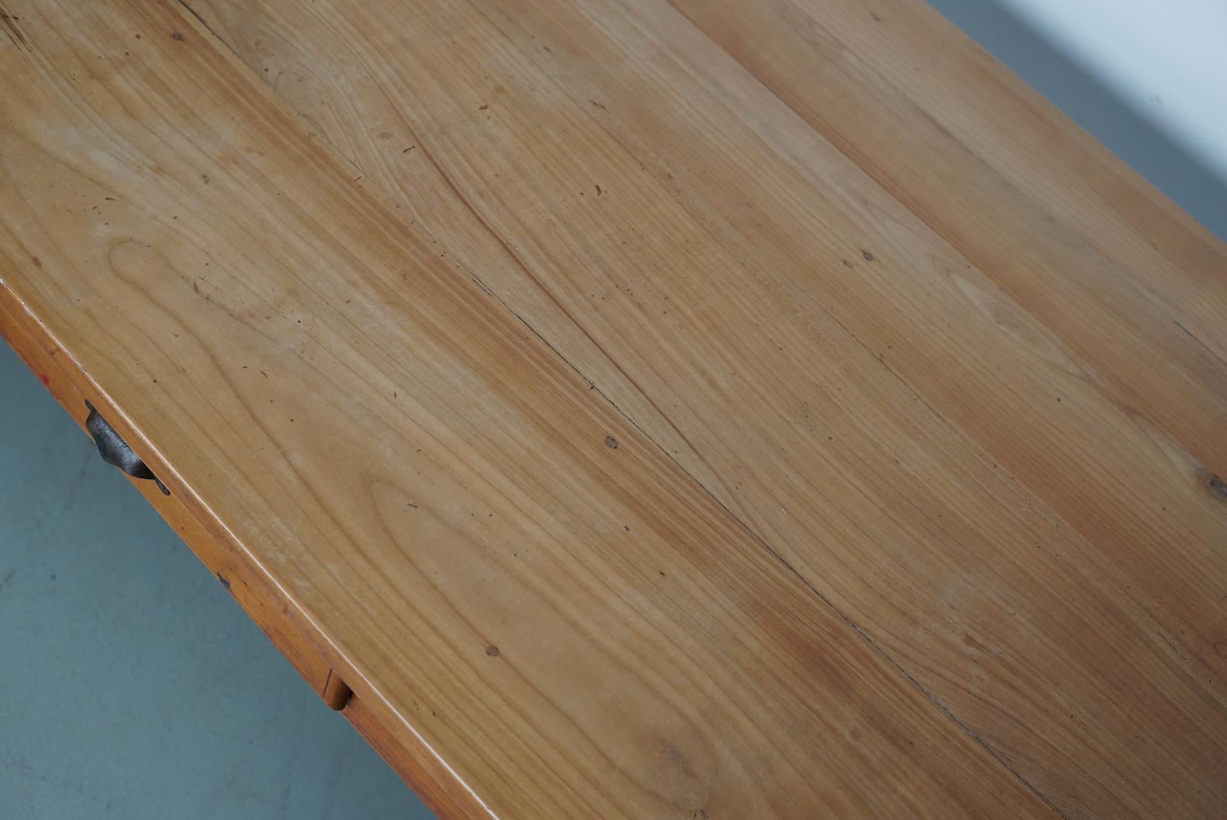 20ième siècle Table de salle à manger rustique française du 20ème siècle en cerisier en vente