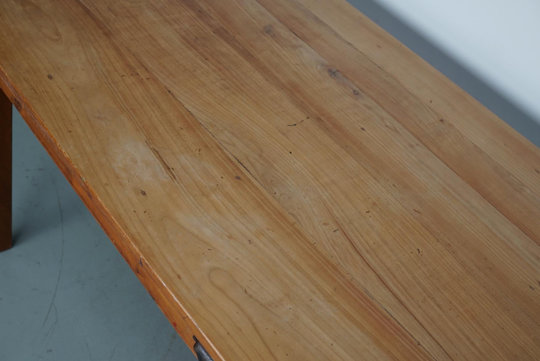 Cerise Table de salle à manger rustique française du 20ème siècle en cerisier en vente